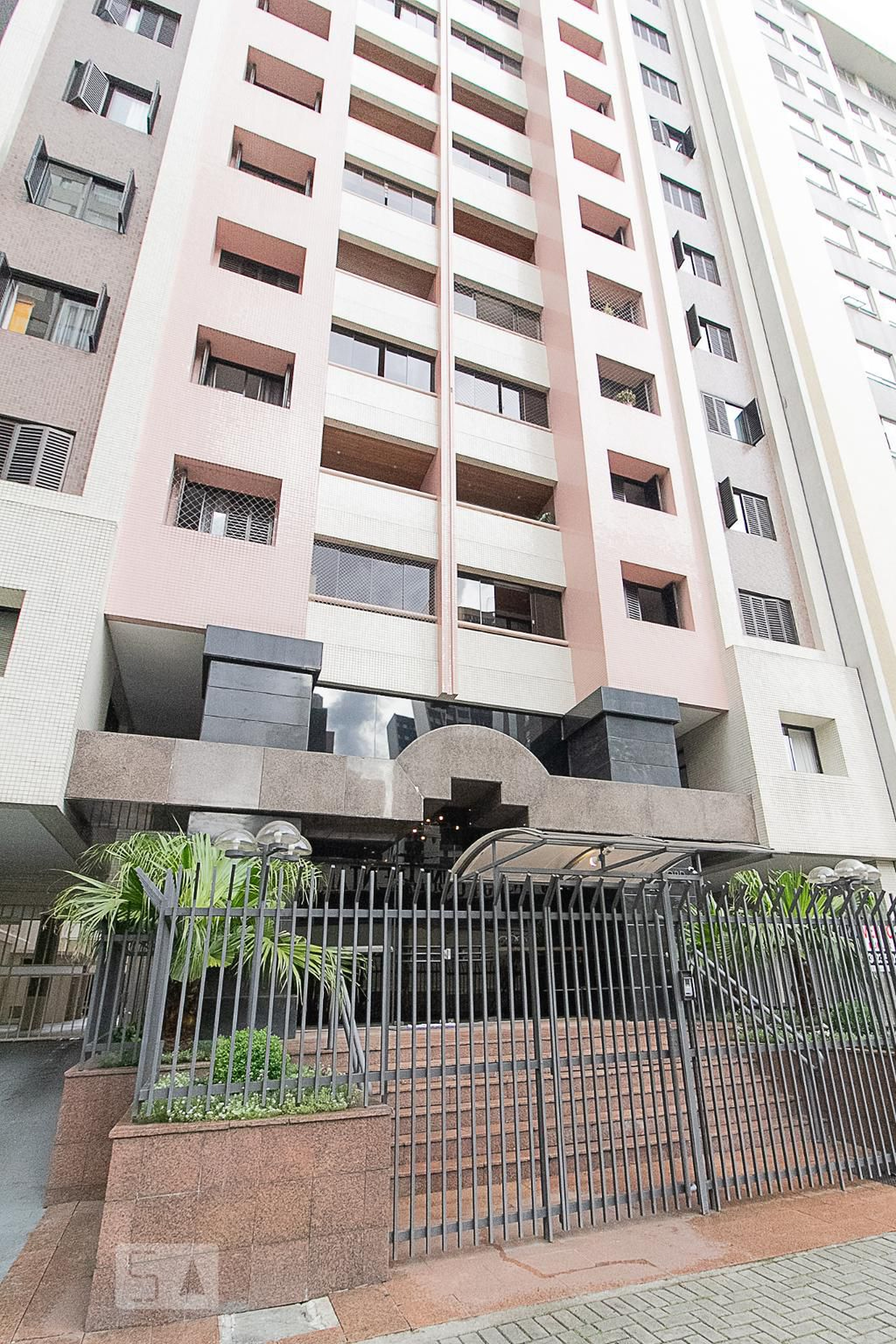 Fachada Condomínio em Rua Brigadeiro Franco, 2507