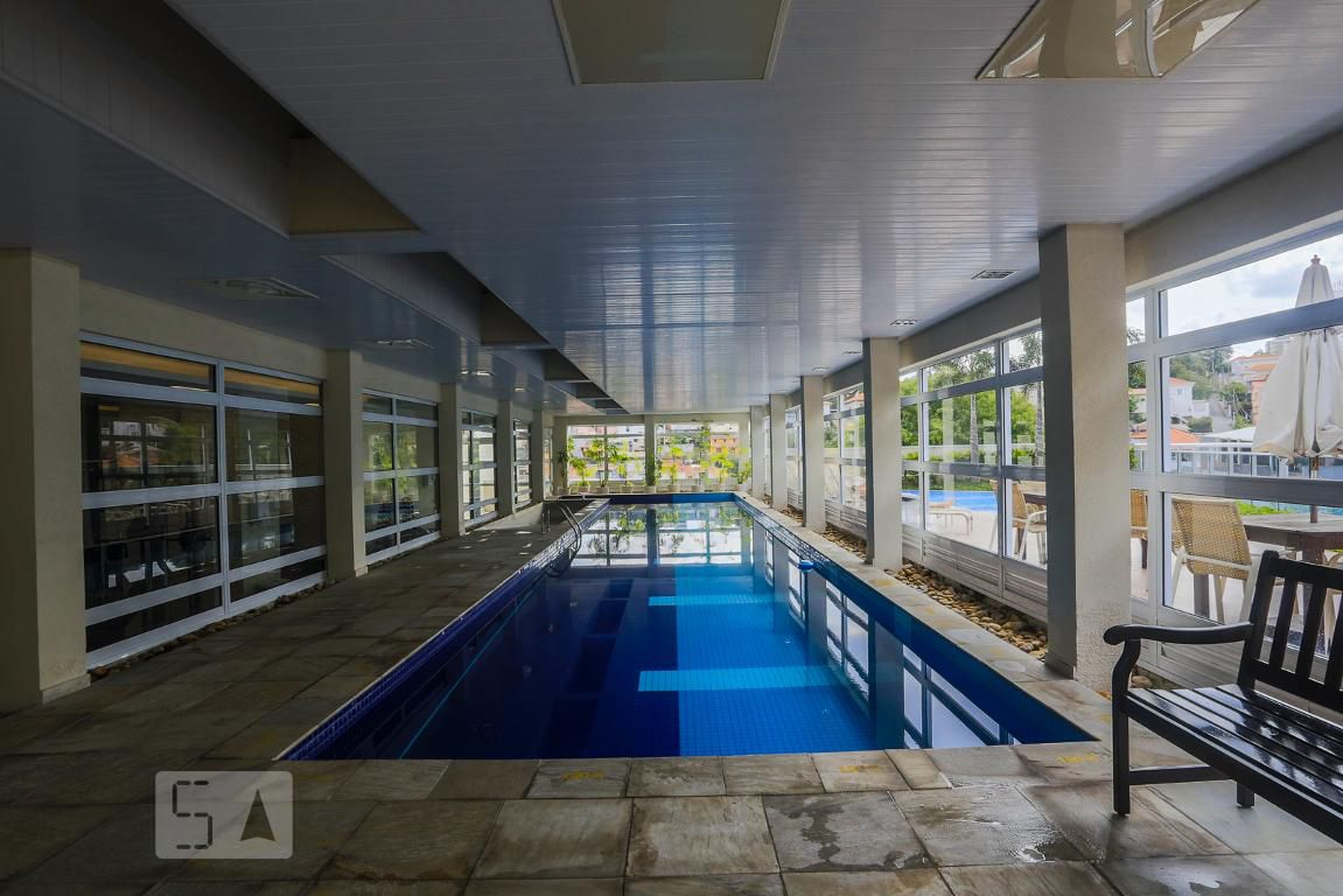 Piscina Coberta - Praça Design