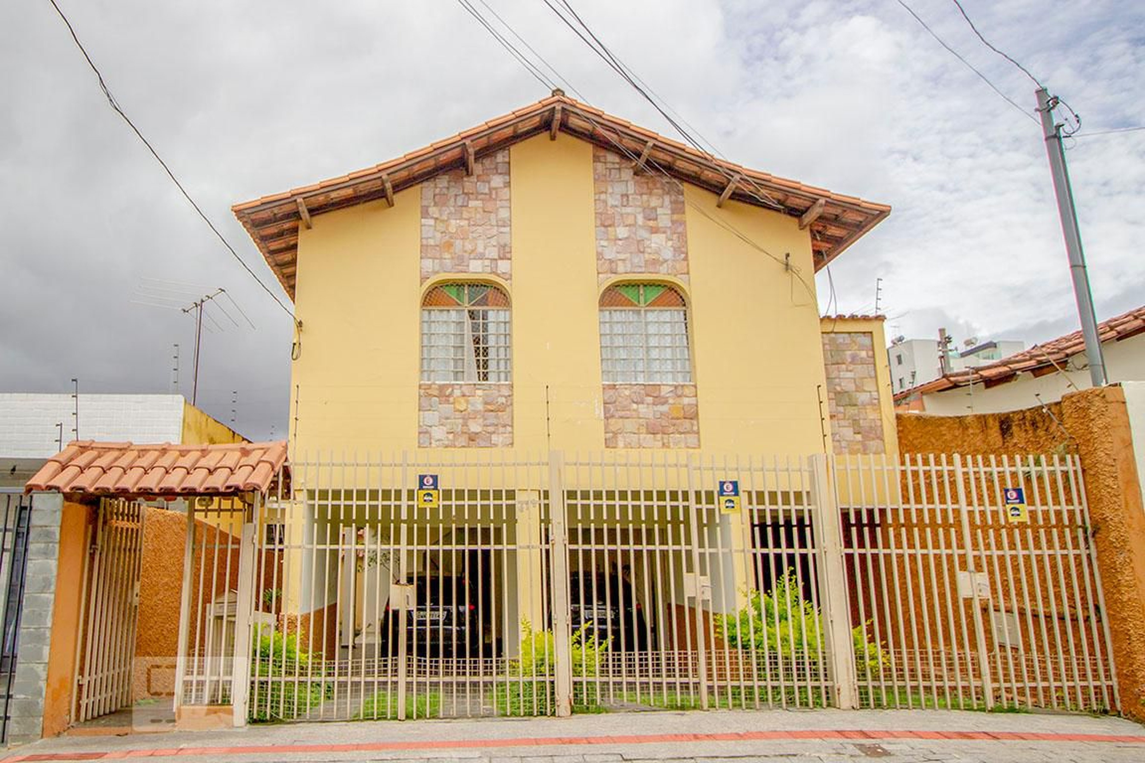 Fachada Condomínio em Rua Anhangaí, 429