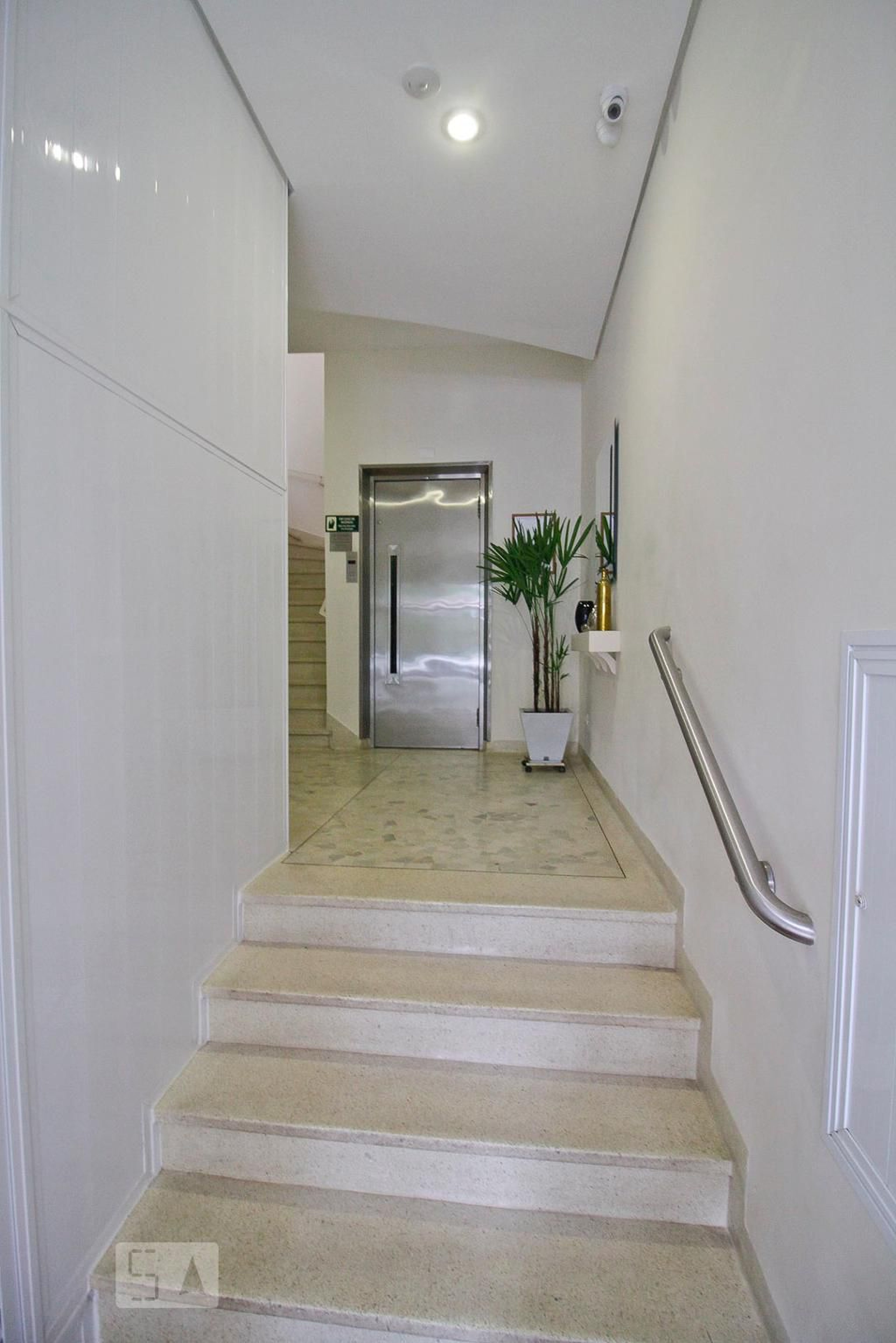 Entrada do Prédio - Coral