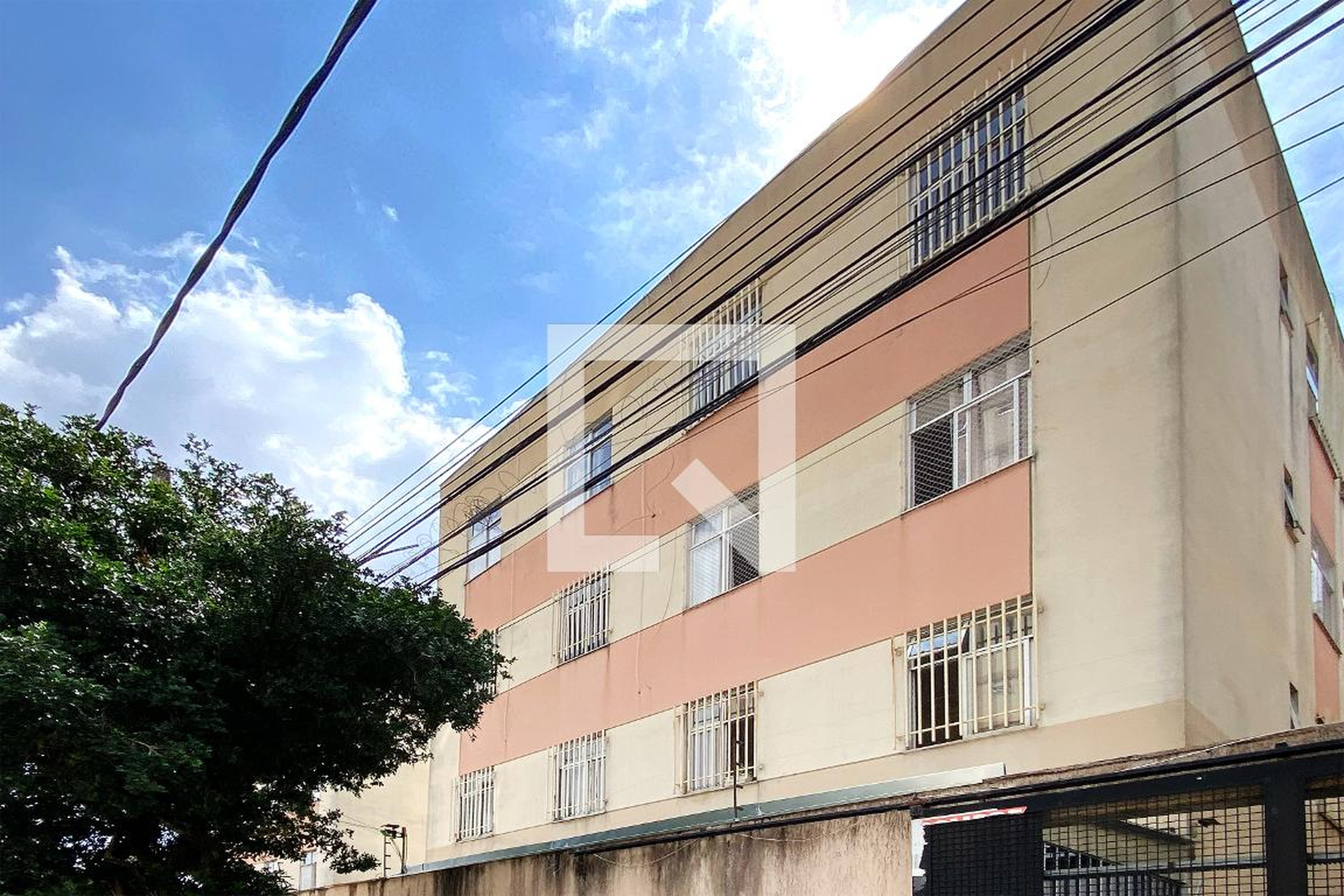 Fachada Condomínio em Rua Joaquim Manhães, 336