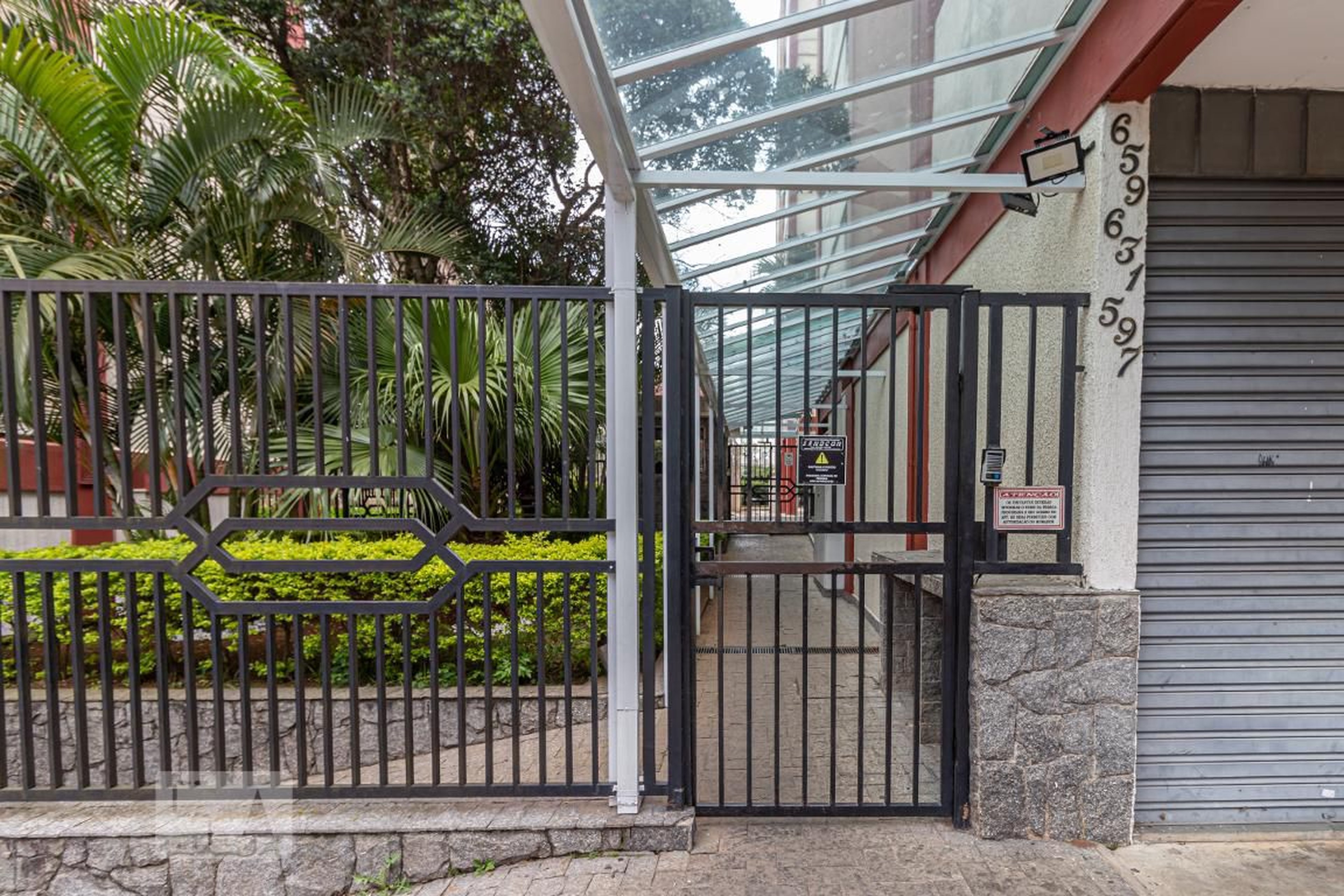 Fachada do Condomínio Condomínio Conjunto Habitacional Alfazemas 1