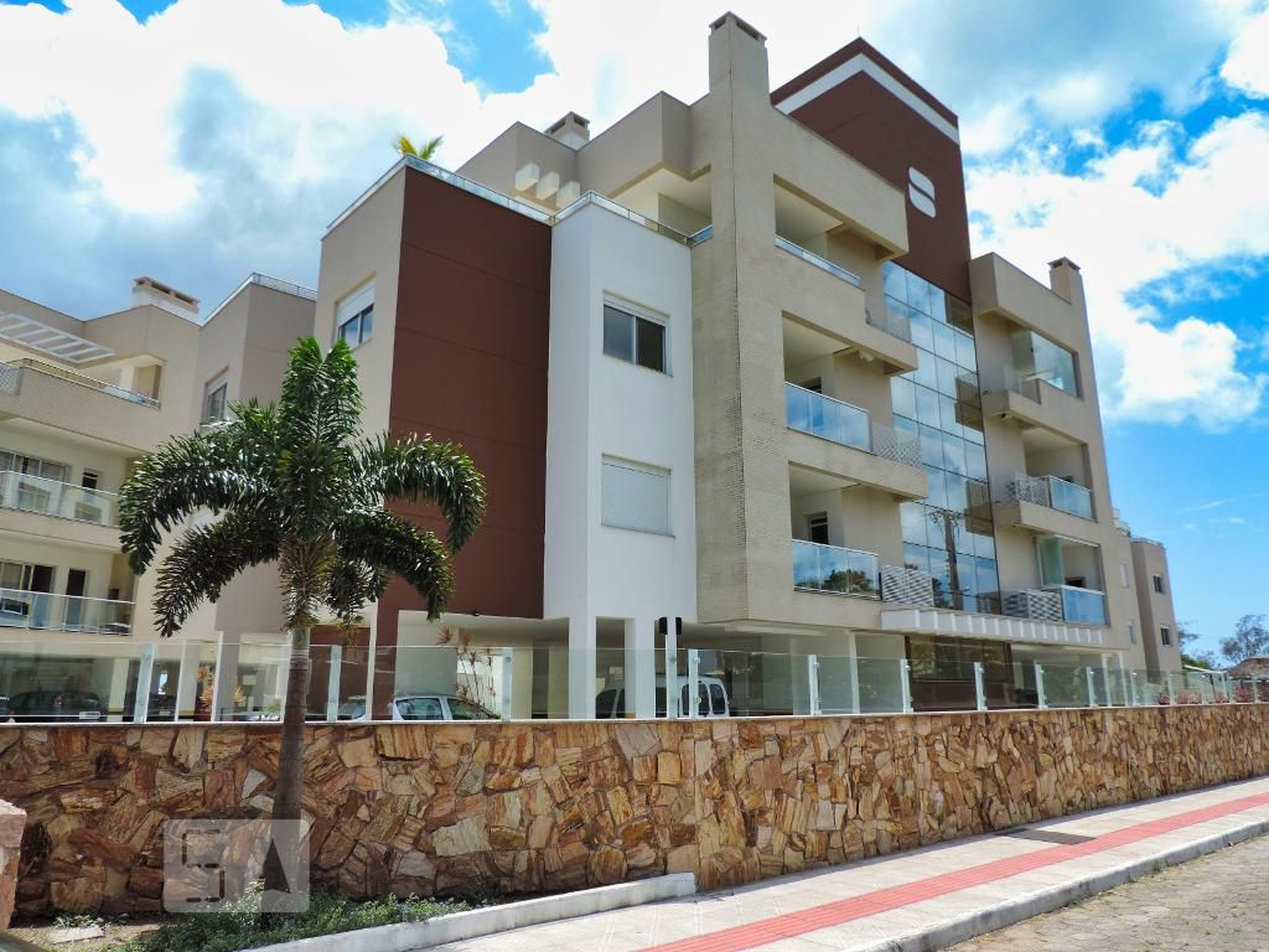 Fachada Condomínio em Rua Heloisa Rojo Machado, 111