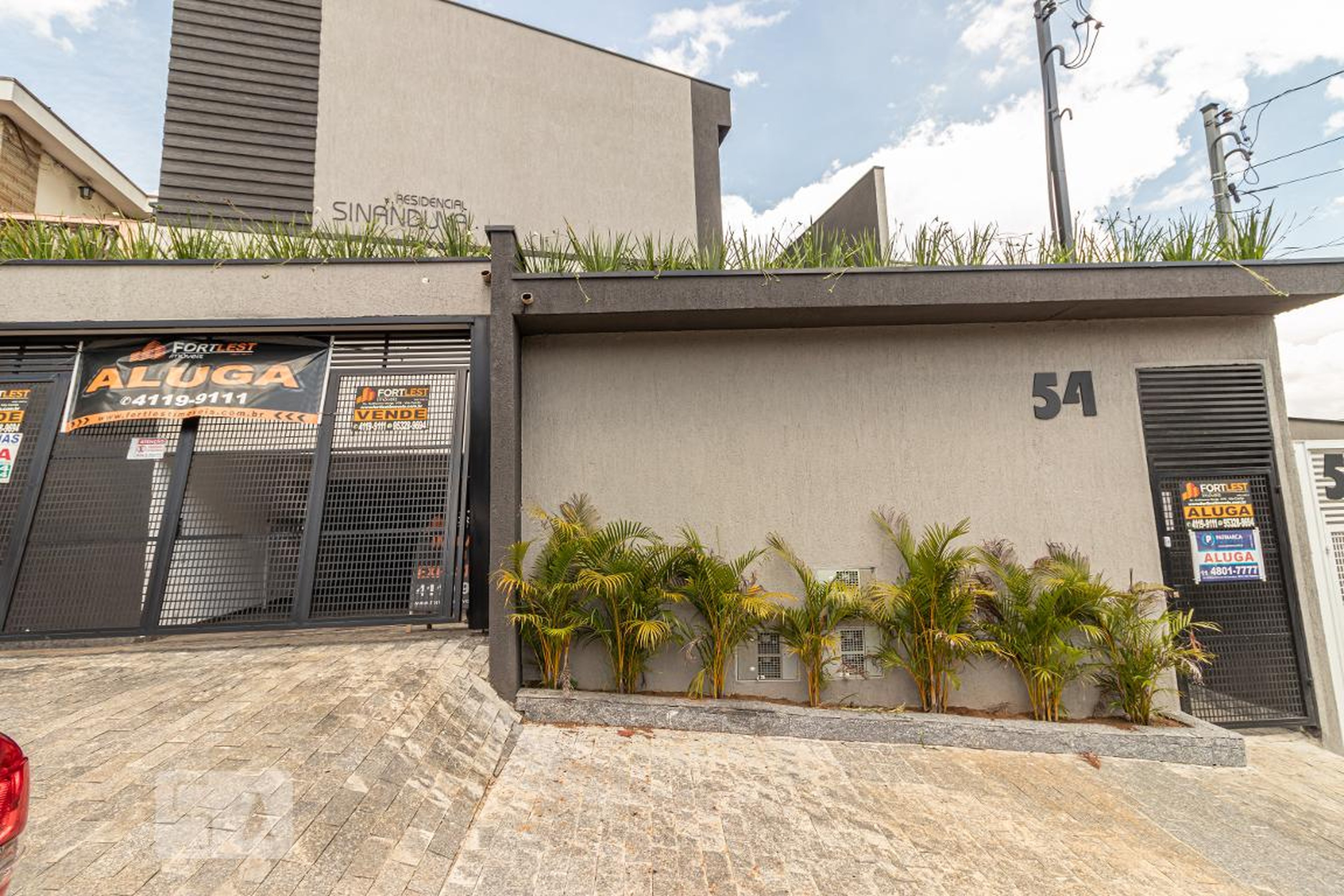 Fachada do Condomínio Condomínio em Rua Sinanduva, 54