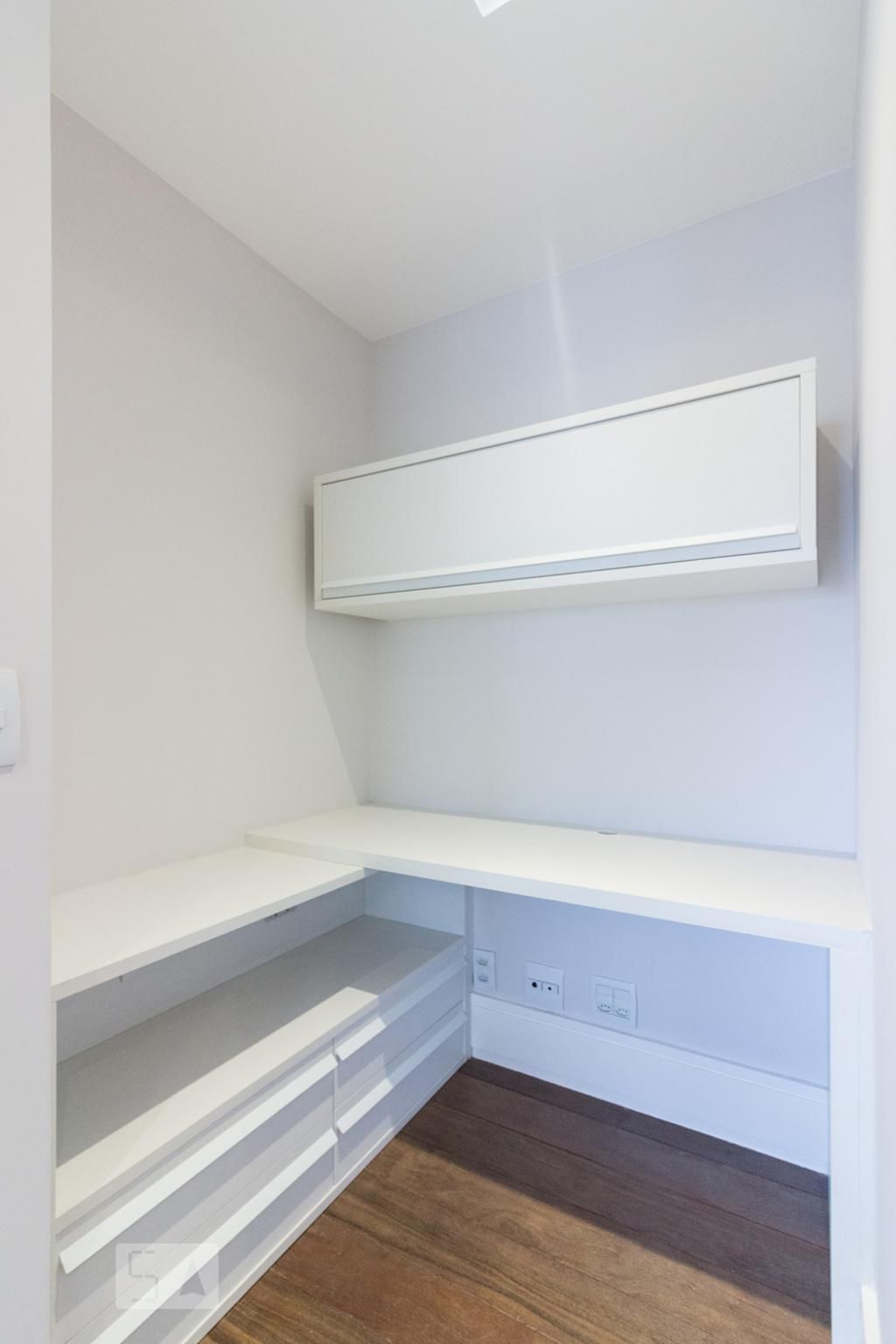 Hall - Breeze Santana