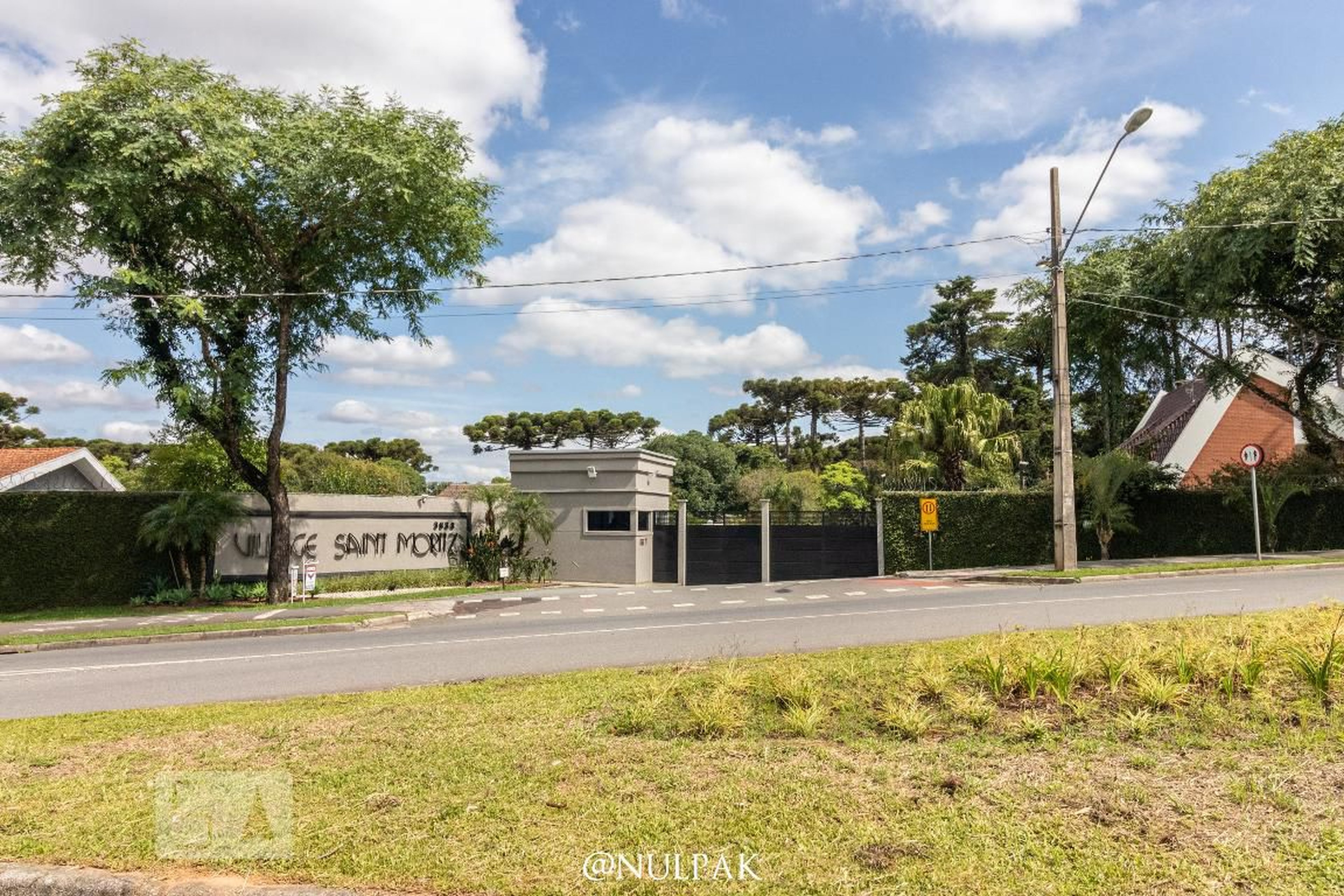 Fachada do condomínio Condomínio Horizontal Village Saint Moritz