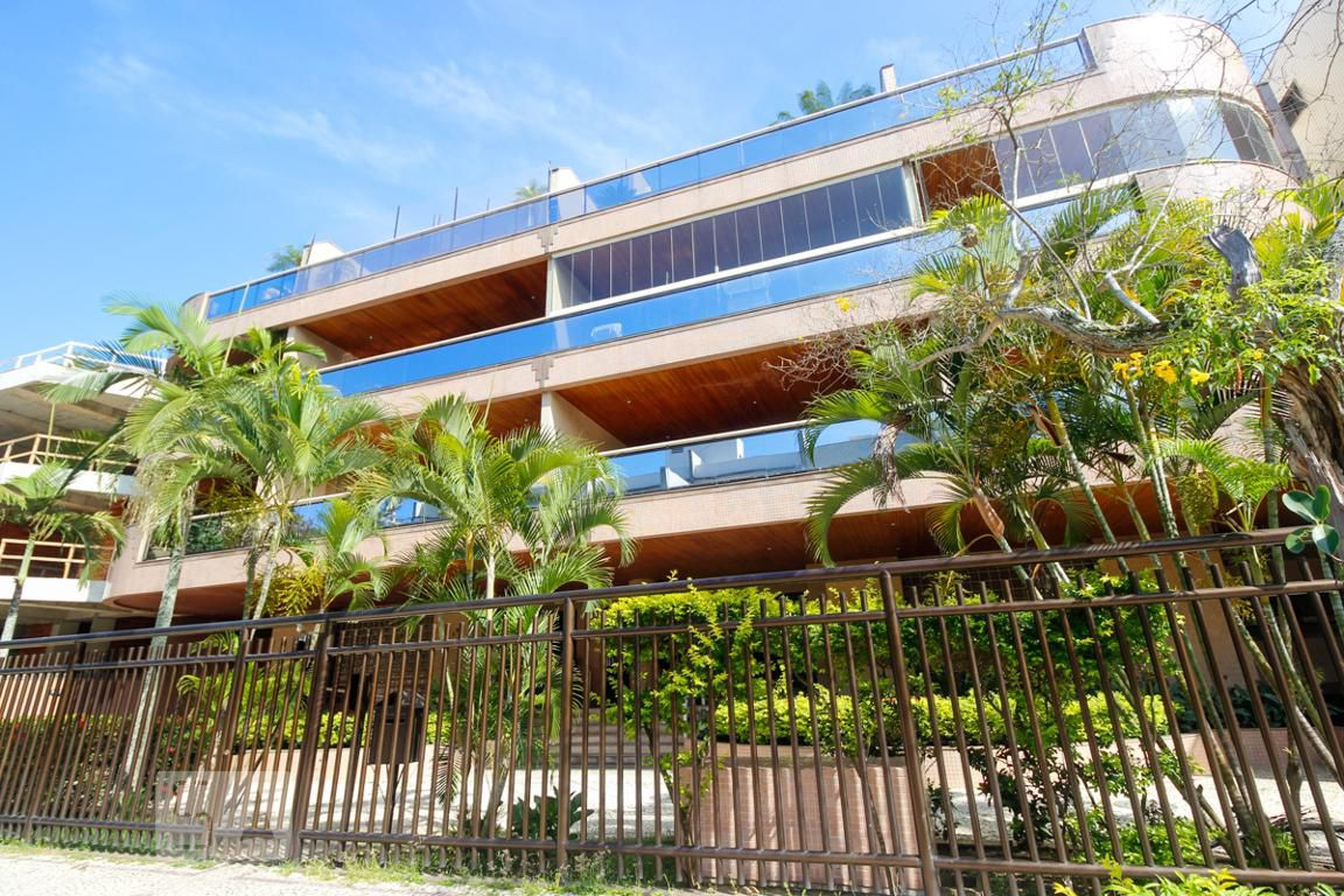 Fachada Condomínio em Rua Demóstenes Madureira de Pinho, 296