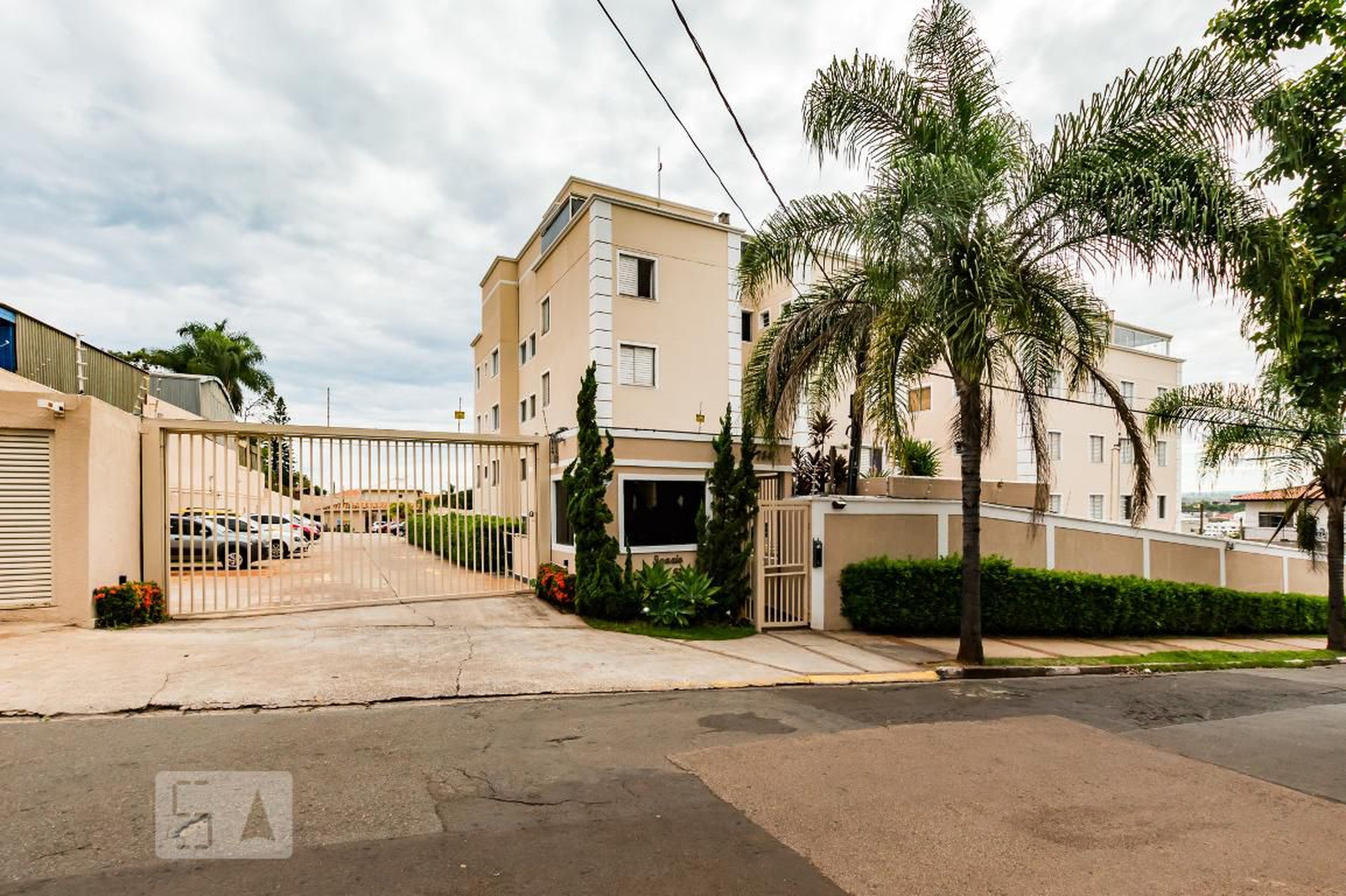 Fachada do Condomínio Condomínio Champs Elysees - Santa Cândida