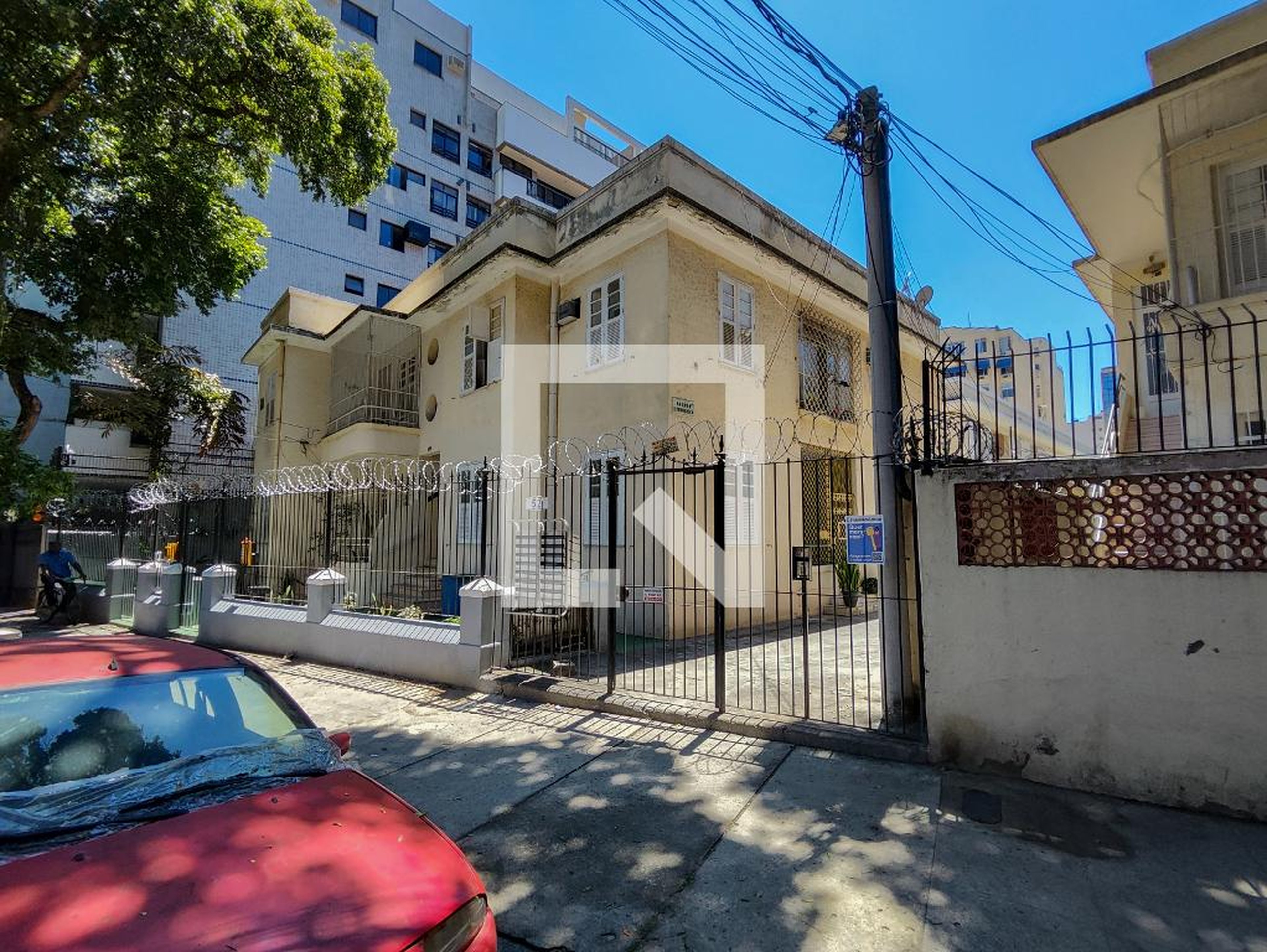 Fachada do Prédio Condomínio em Rua Alfredo Pinto, 52