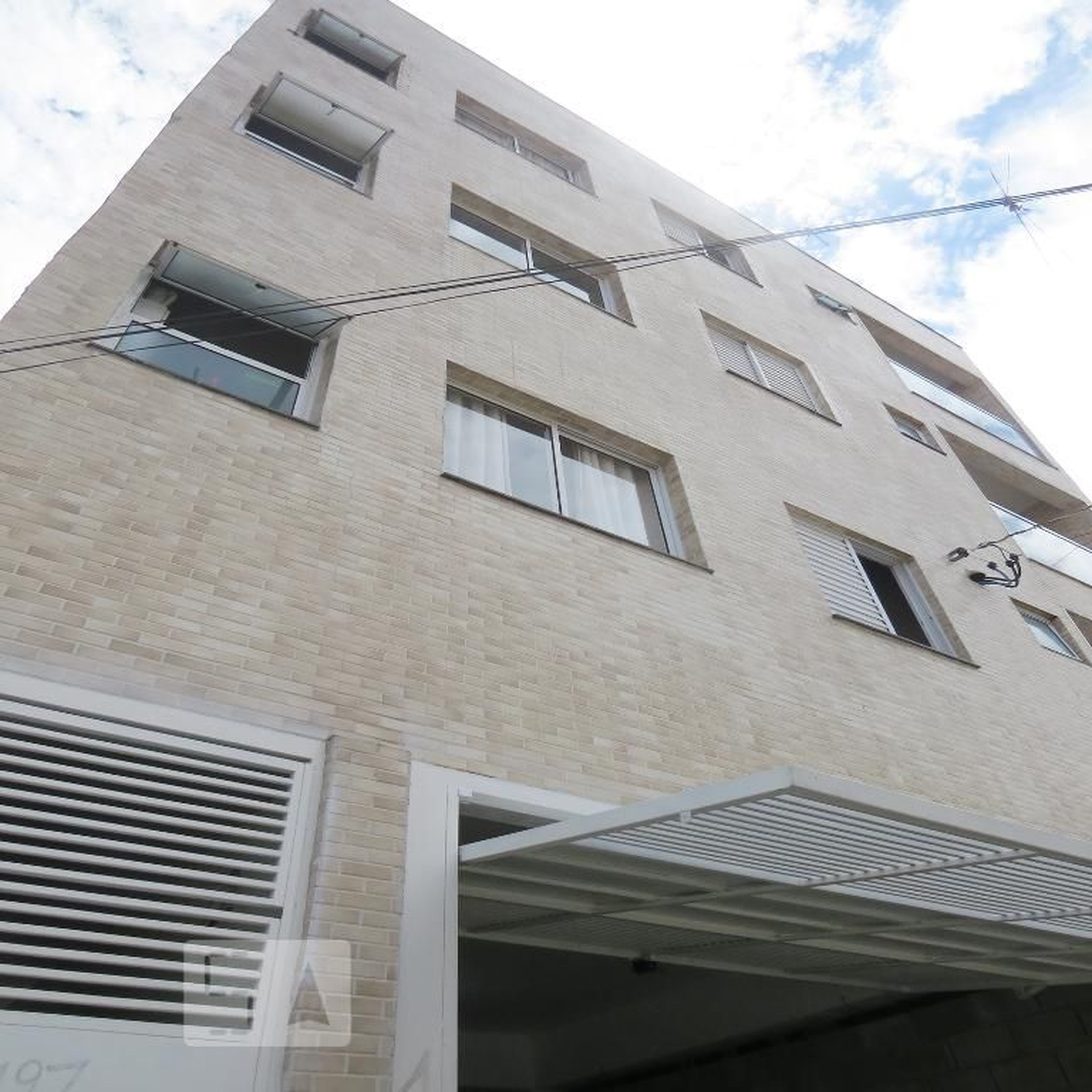 Fachada Condomínio em Rua Iwajiro Takahashi, 195