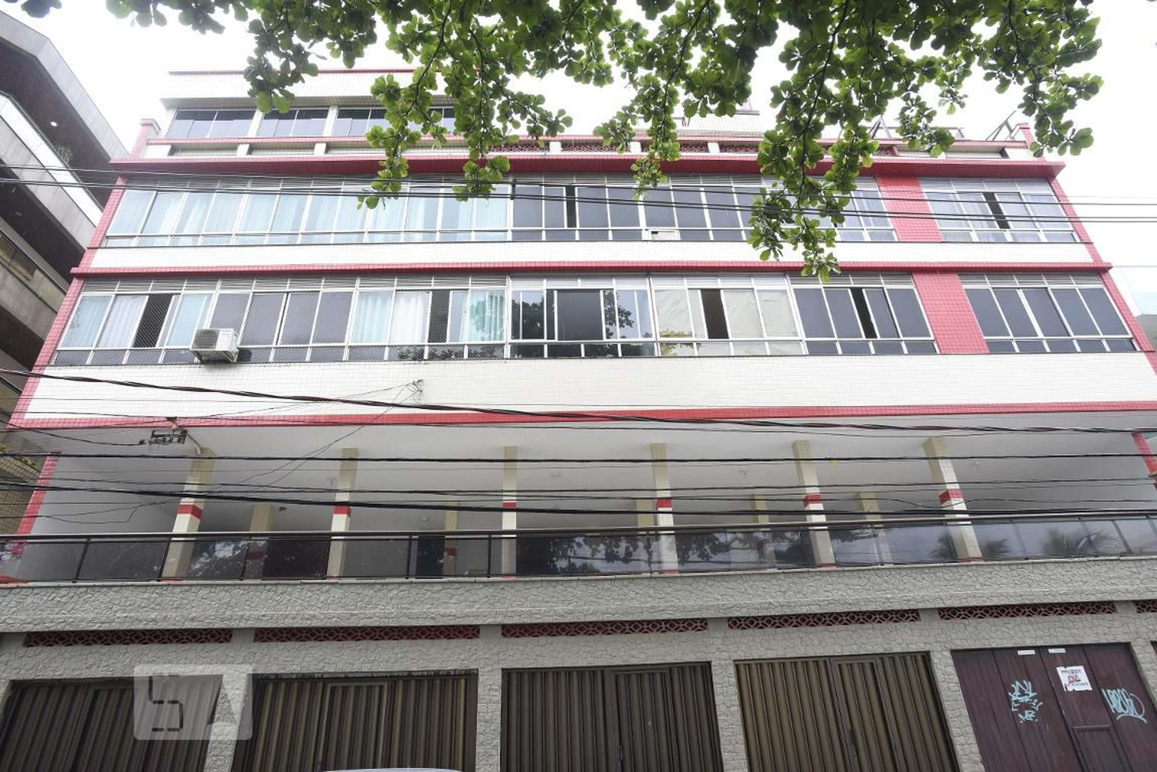 Fachada Condomínio em Praia da Bica, 455