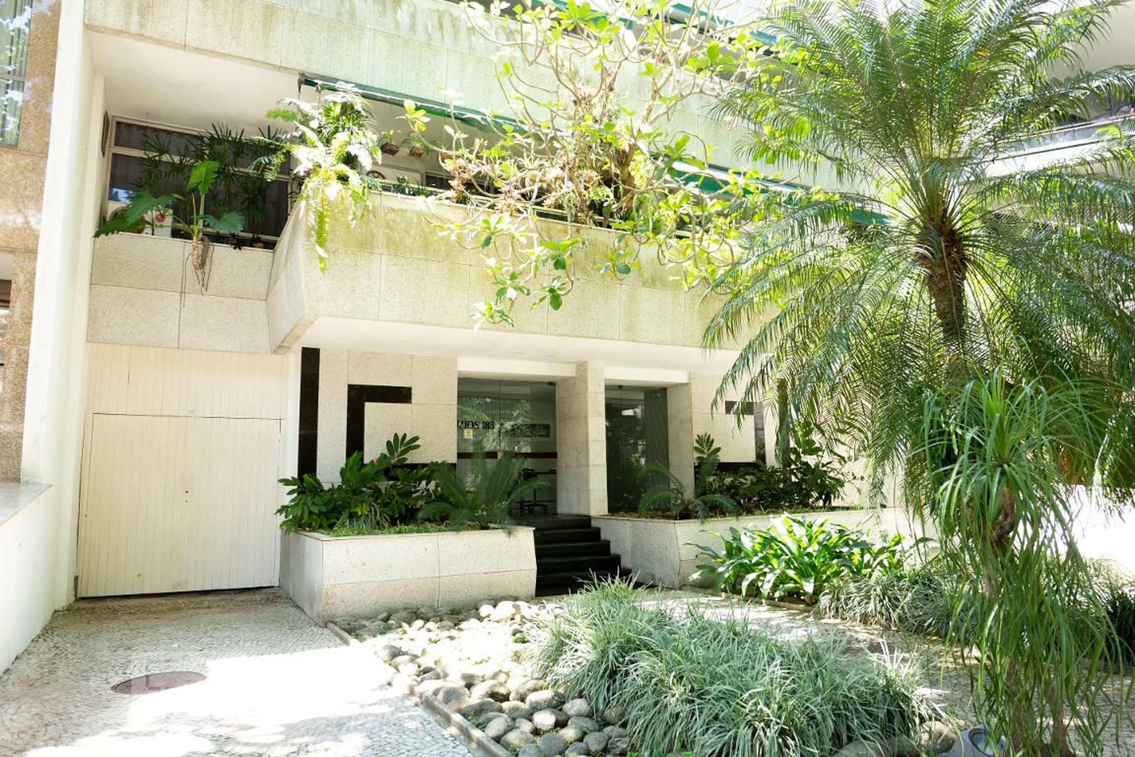 Fachada Condomínio em Rua Ivone Cavaleiro, 185