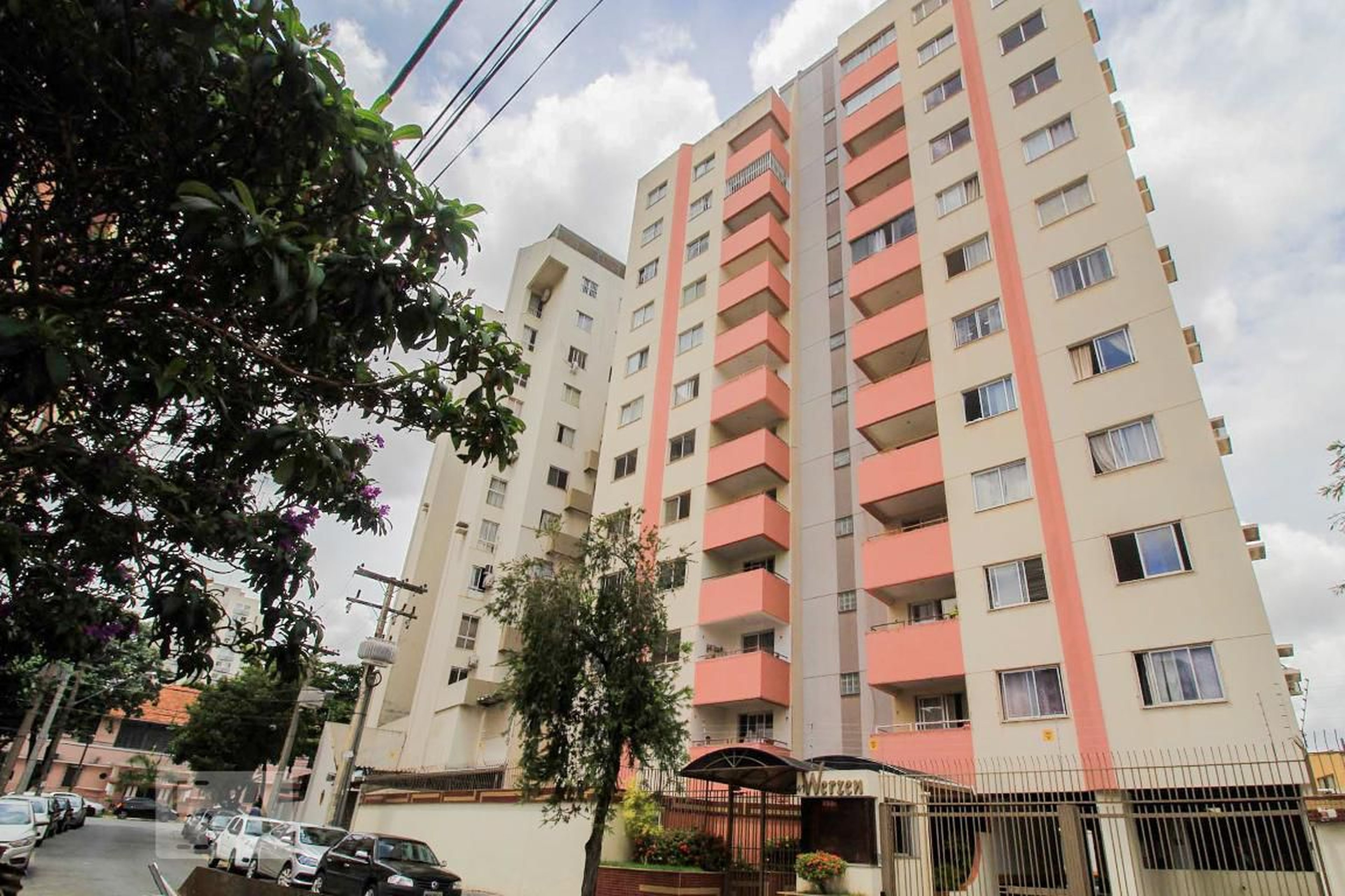 Fachada do Condomínio Condomínio em Rua Um, 22