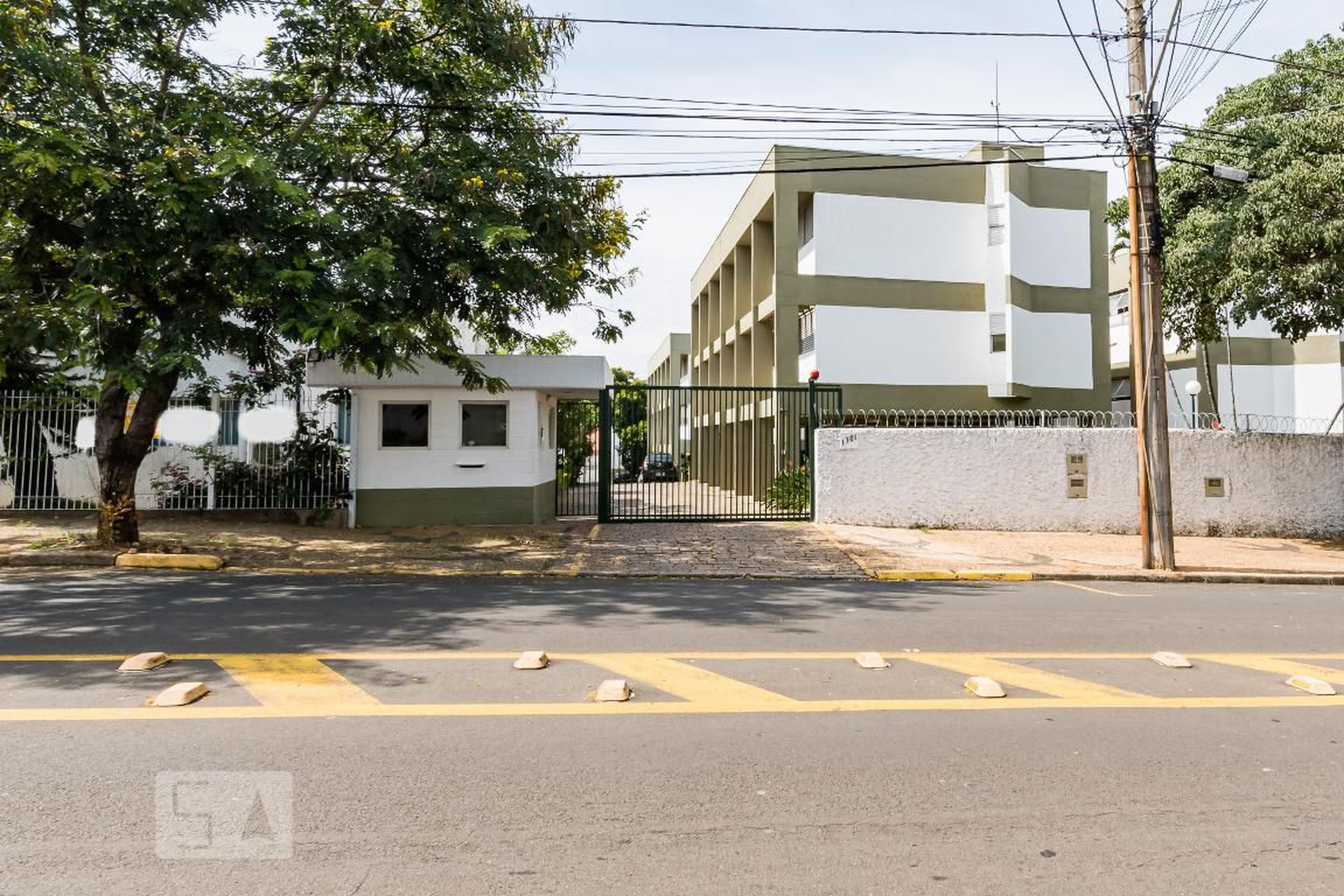 Fachada do Condomínio Condomínio Conjunto Tropical - Taquaral