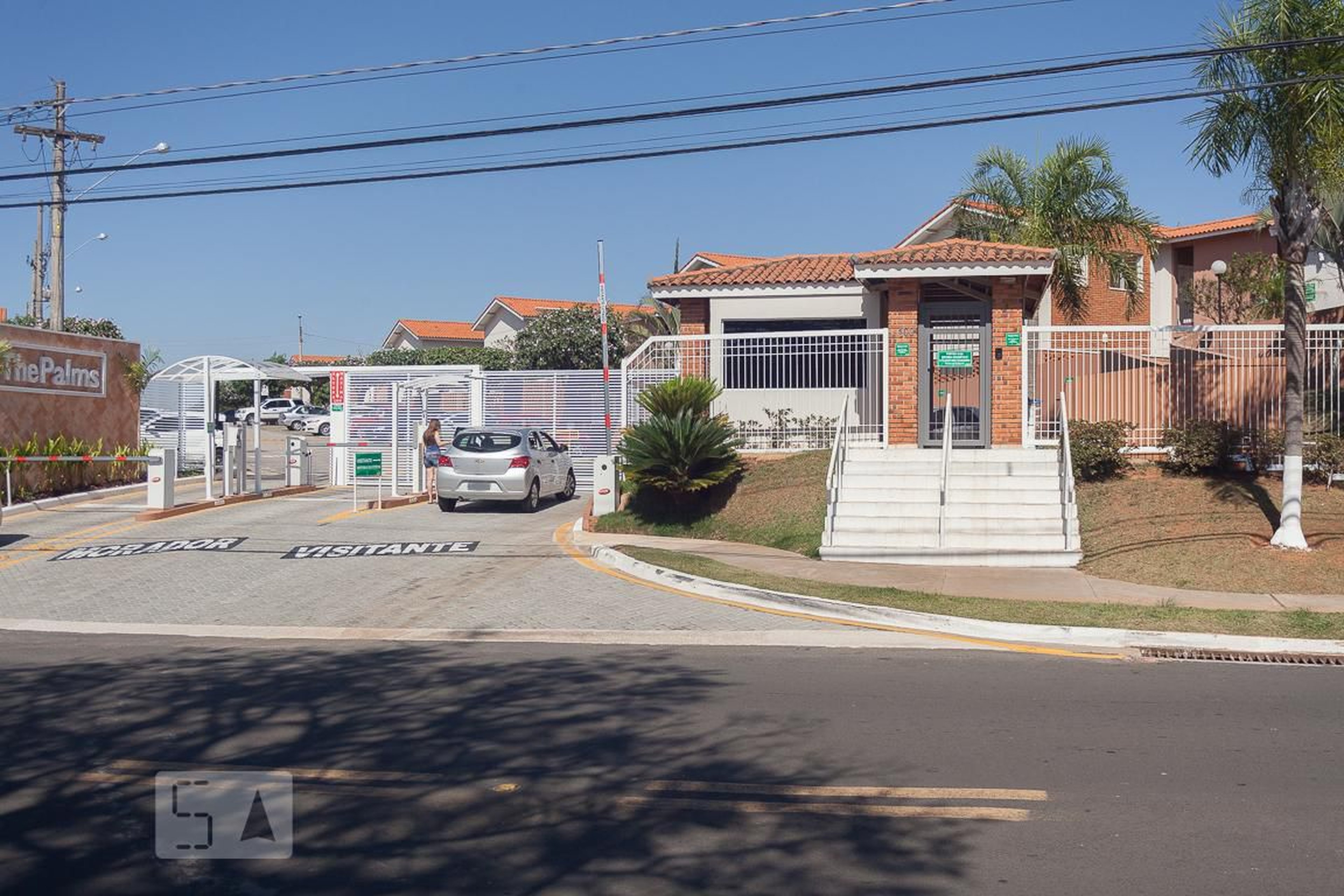 Fachada do condomínio Condomínio Theo Palma American House