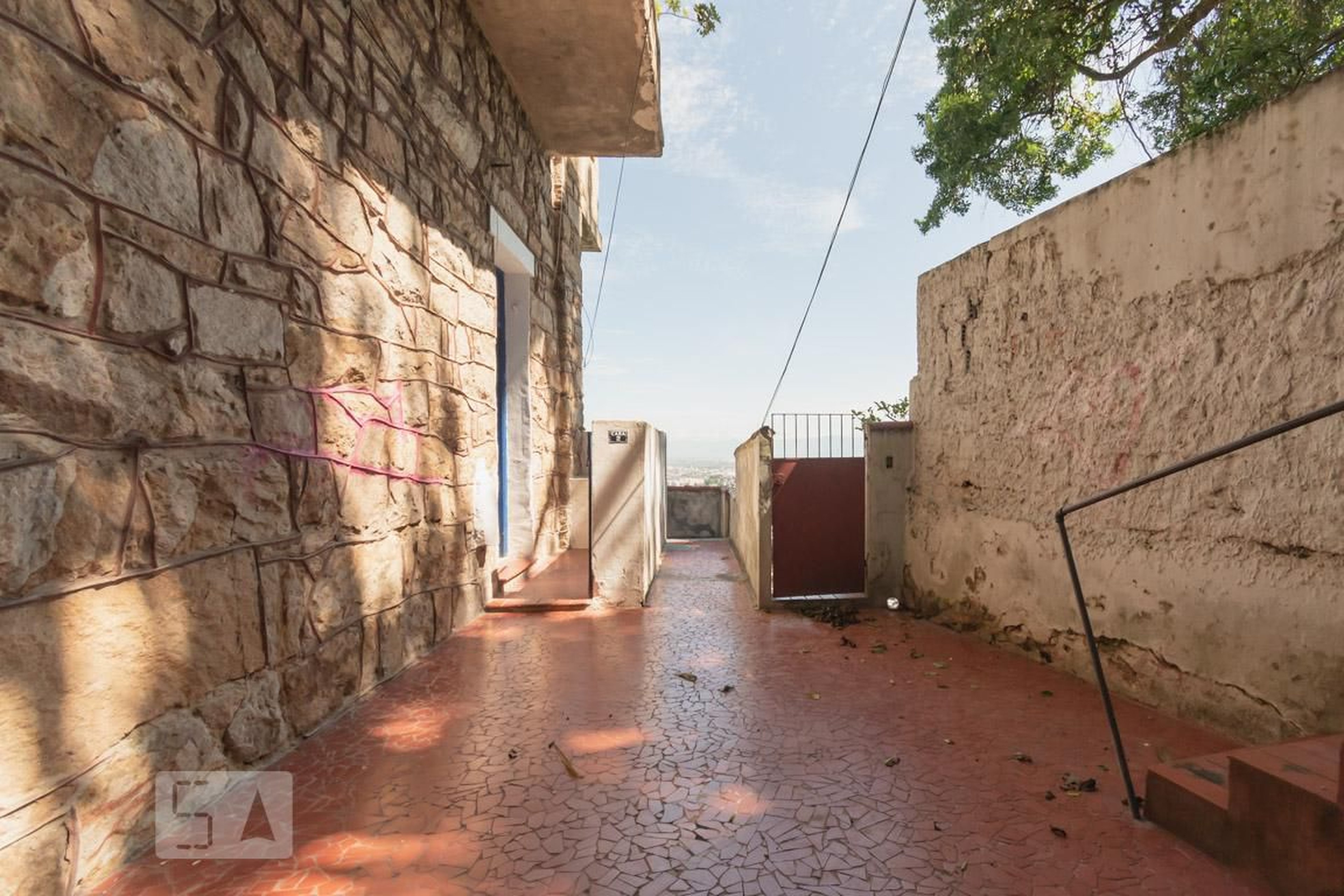 Entrada Condomínio em Rua Almirante Alexandrino, 3116