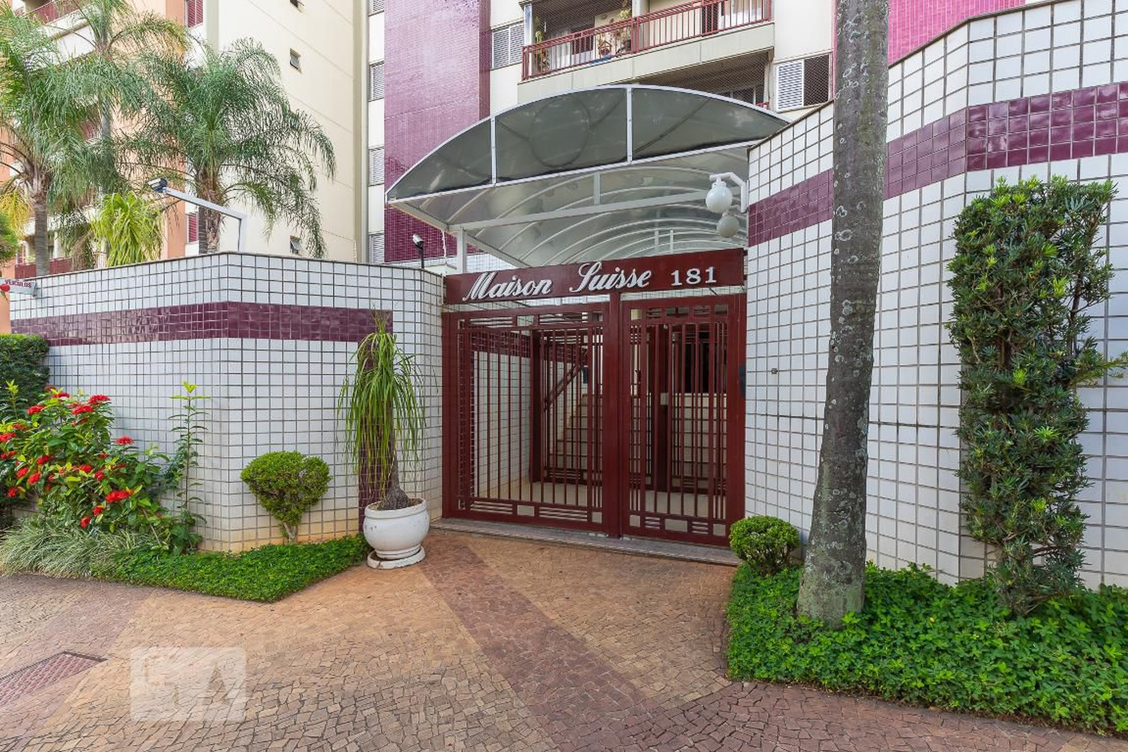 Fachada Condomínio Maison Suisse