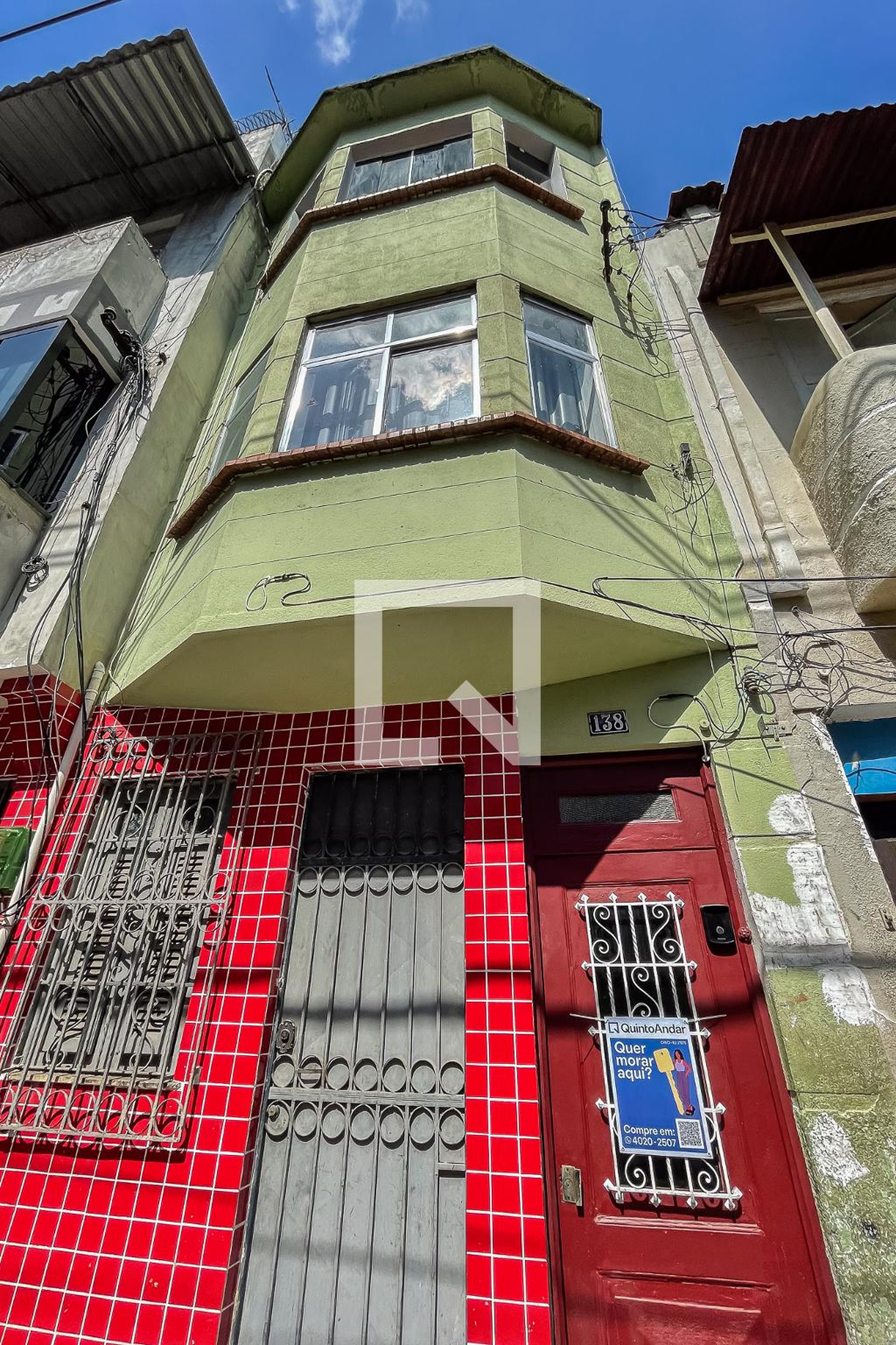 Fachada Condomínio em Rua Laura de Araújo, 138