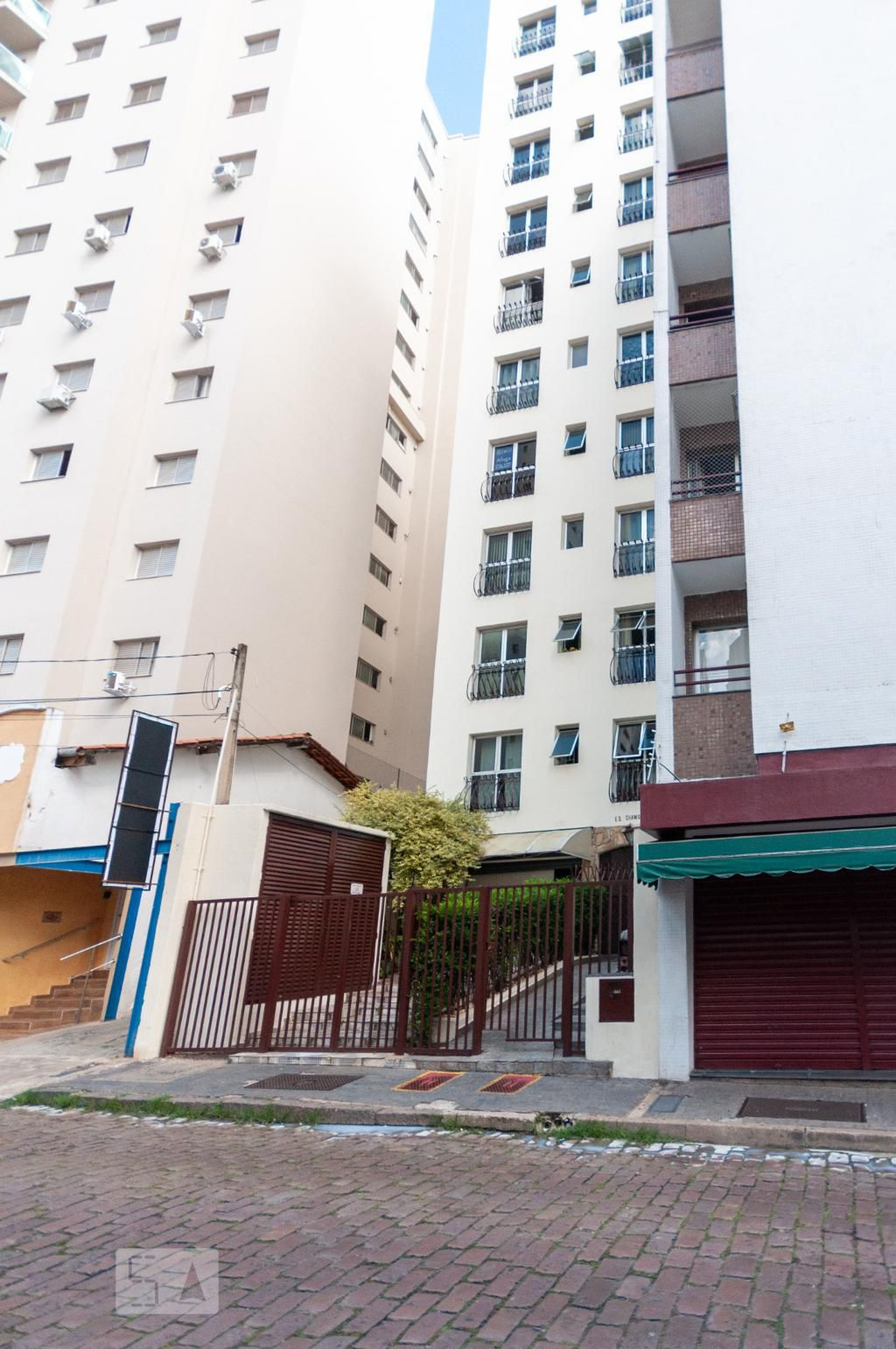 Fachada do Condomínio Condomínio em Rua Ferreira Penteado, 1218