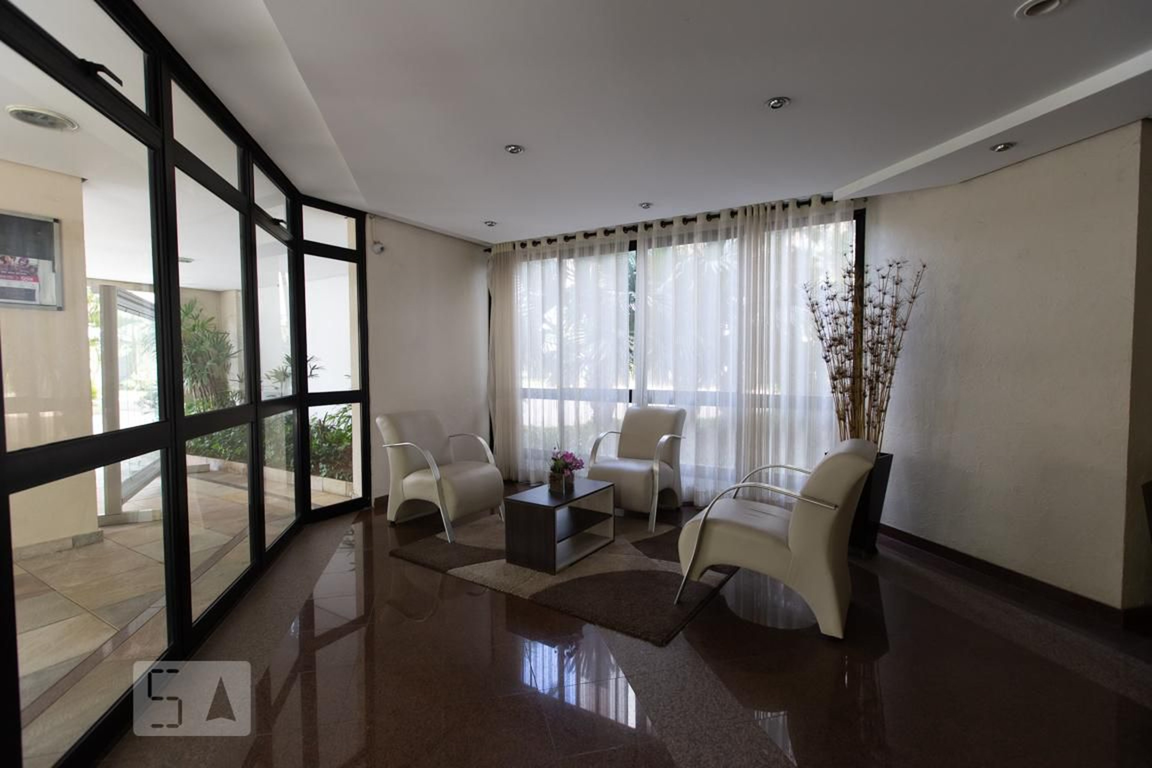 Hall de Entrada Condomínio em Rua Atlântica, 928