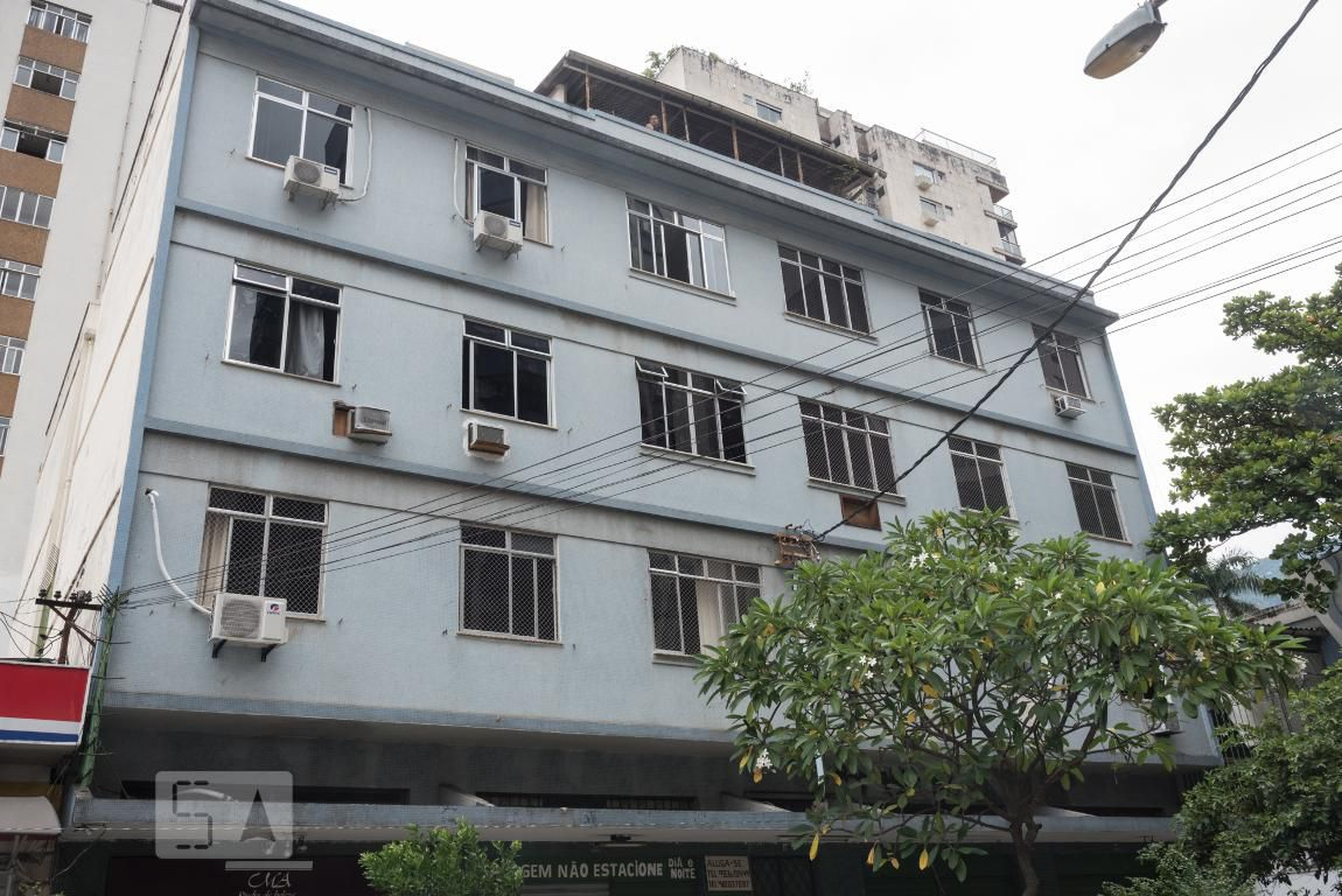 Fachada Condomínio em Rua Leite de Abreu, 15