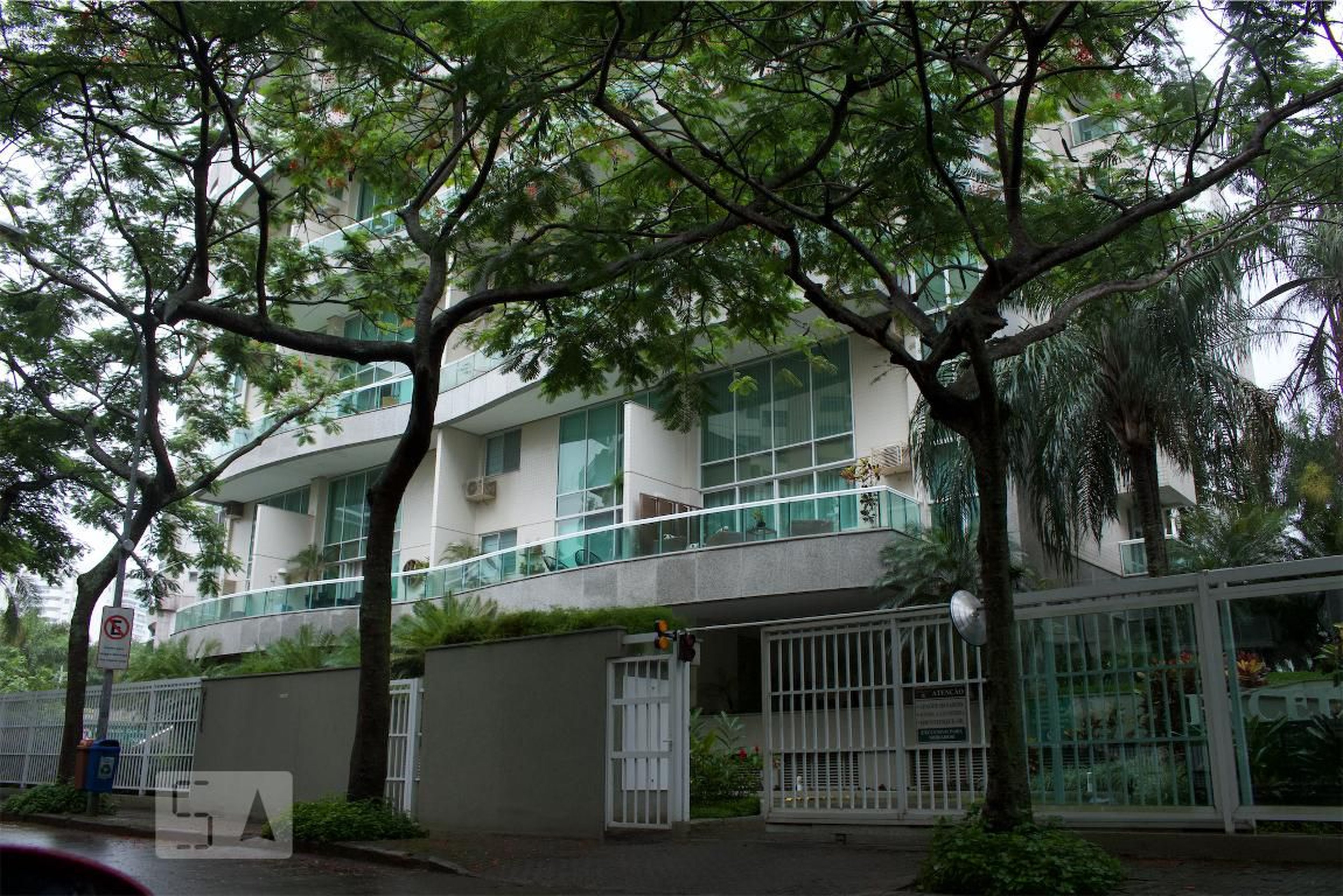 Fachada do prédio Condomínio Península