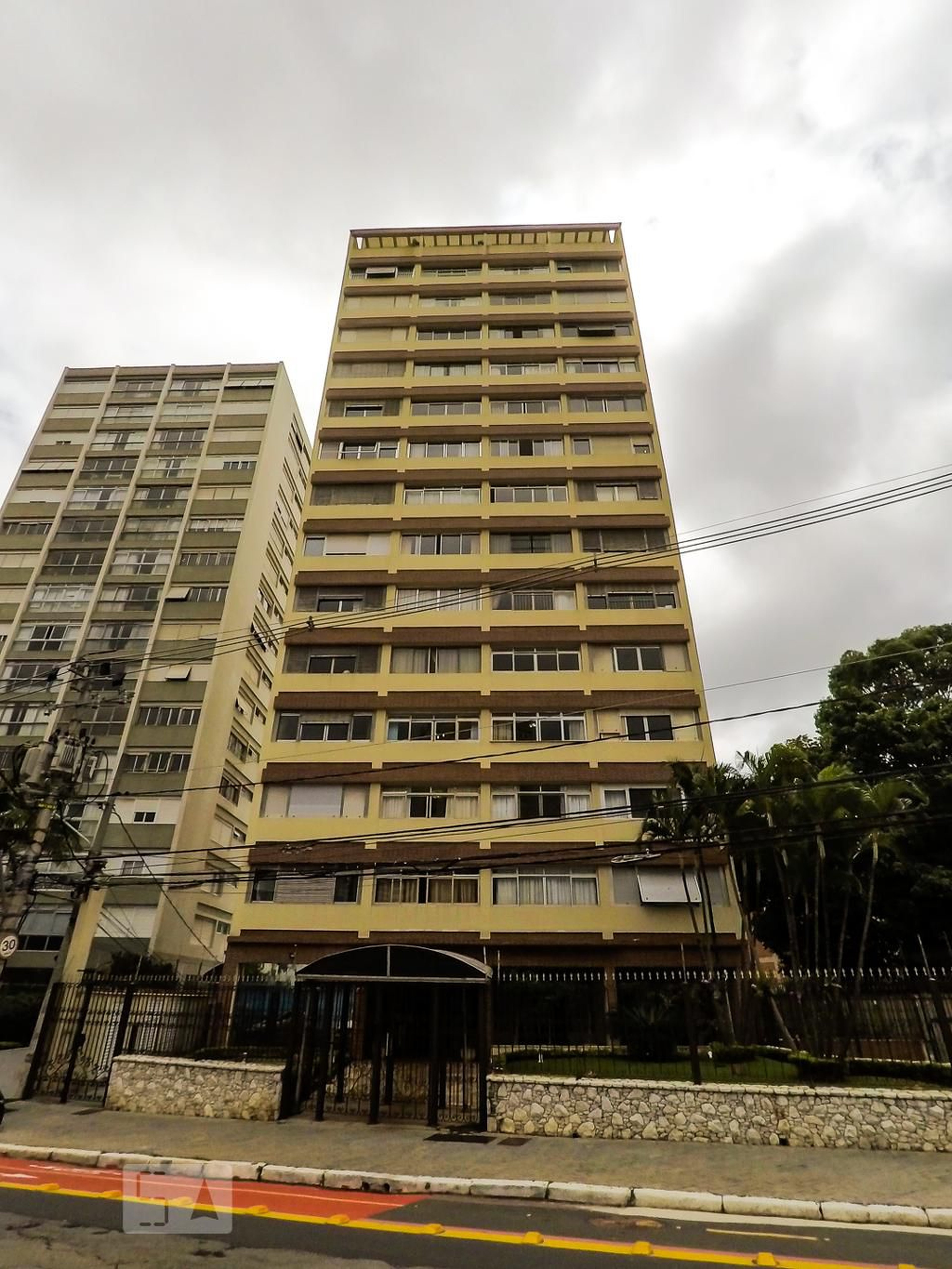Fachada Condomínio em Rua Madre Cabrini, 218