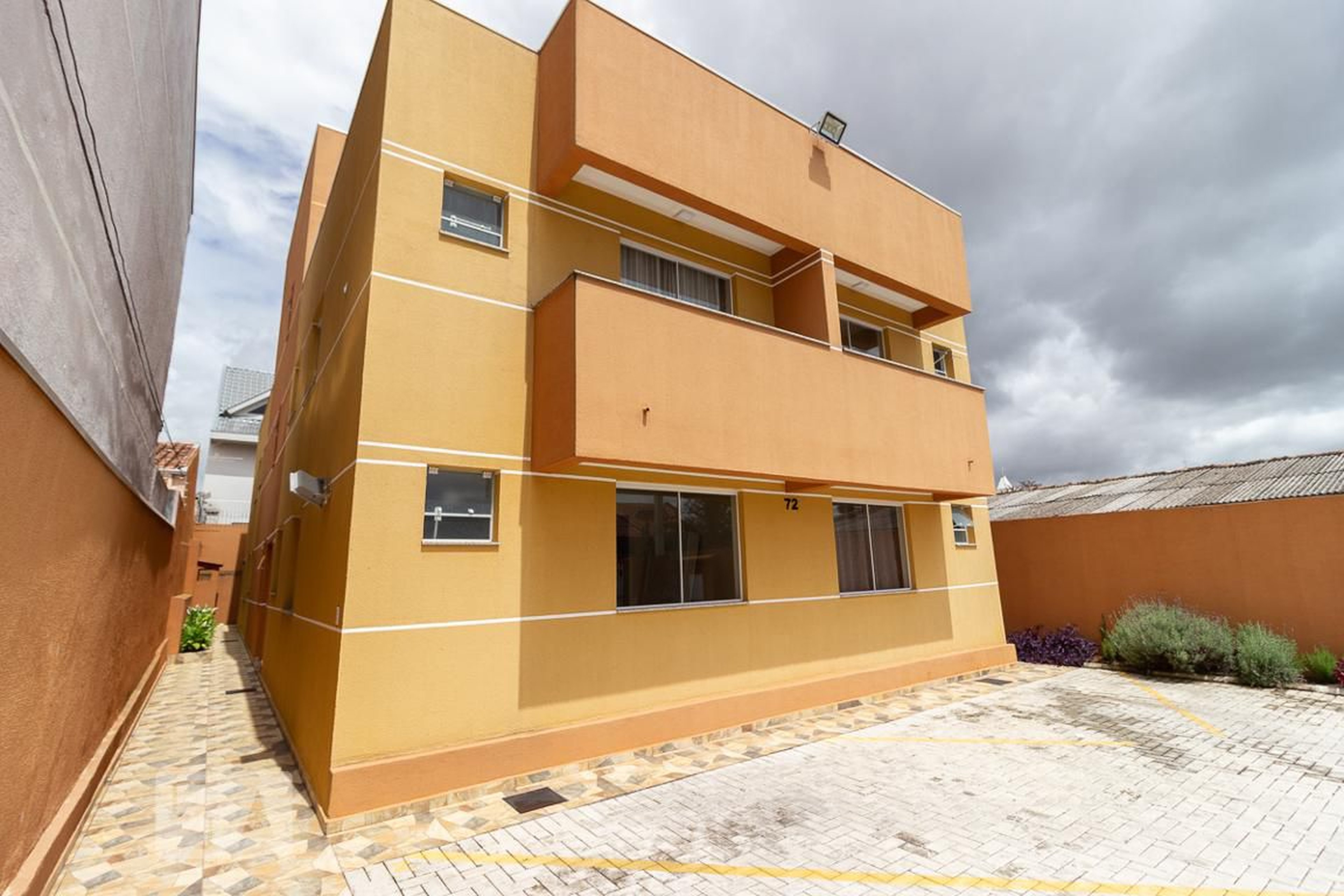 Fachada Condomínio em Rua Marins Taváres de Andrade, 72