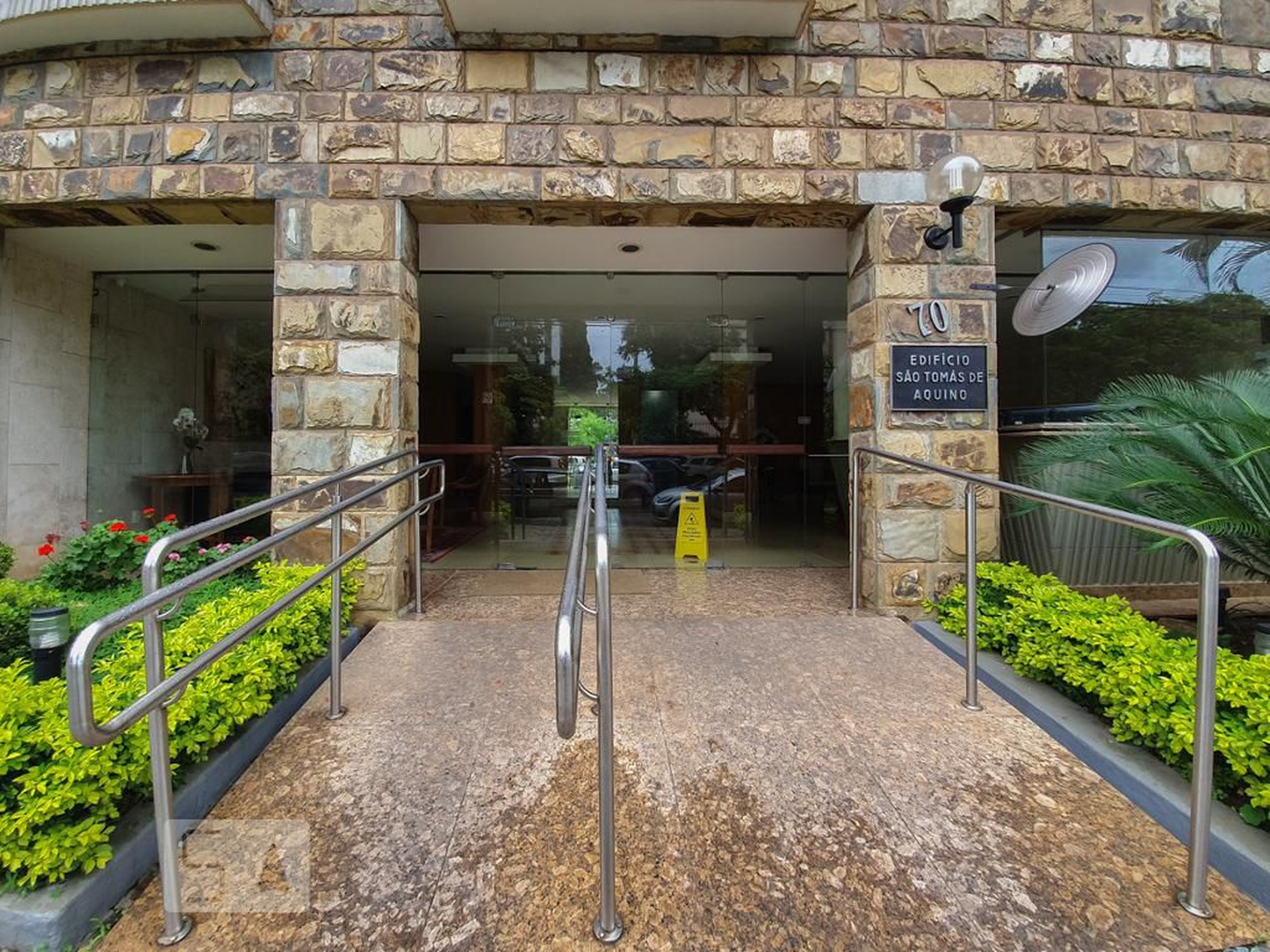 Entrada do prédio - São Tomás de Aquino