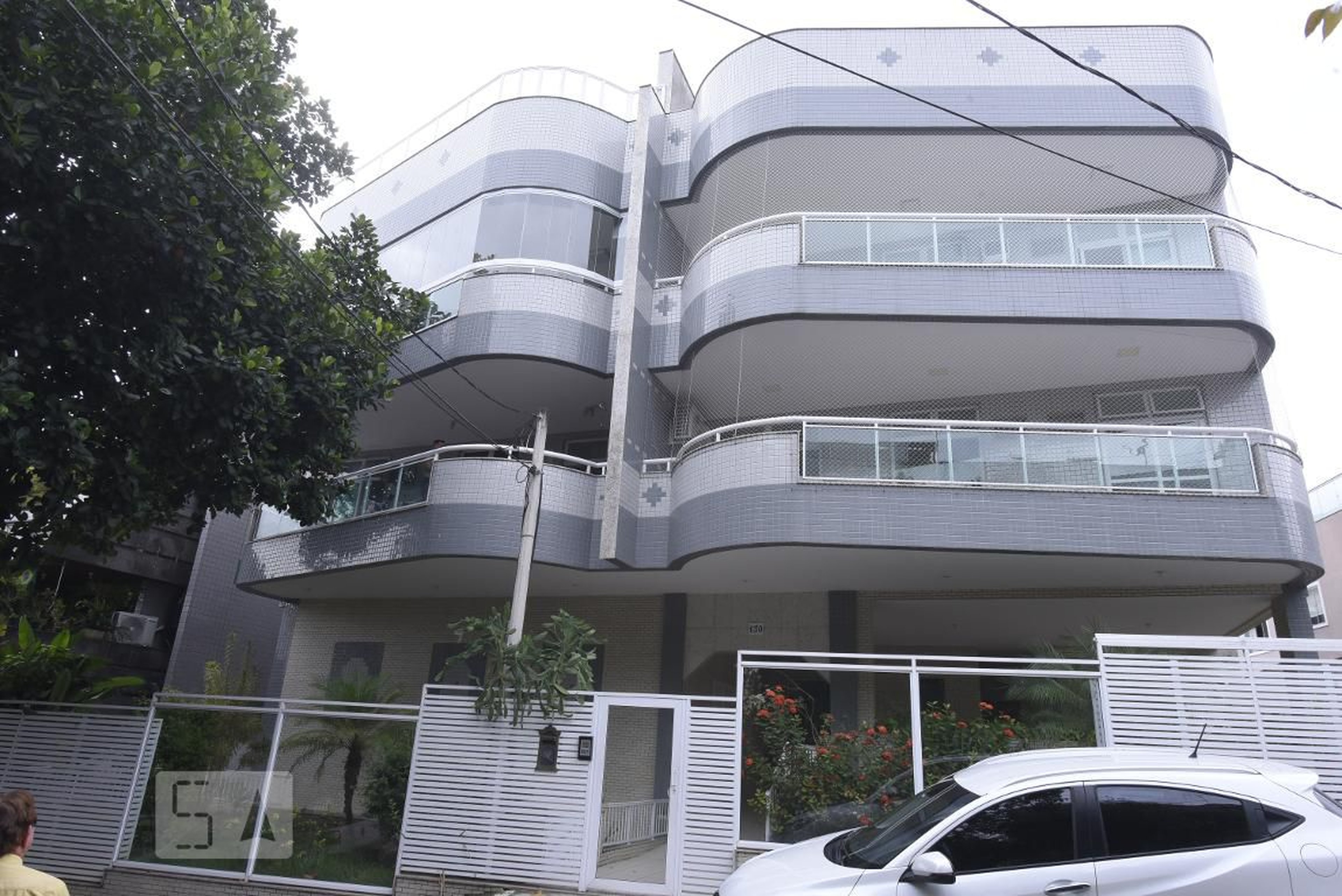 Fachada Condomínio em Rua Nei Armando Meziat, 130