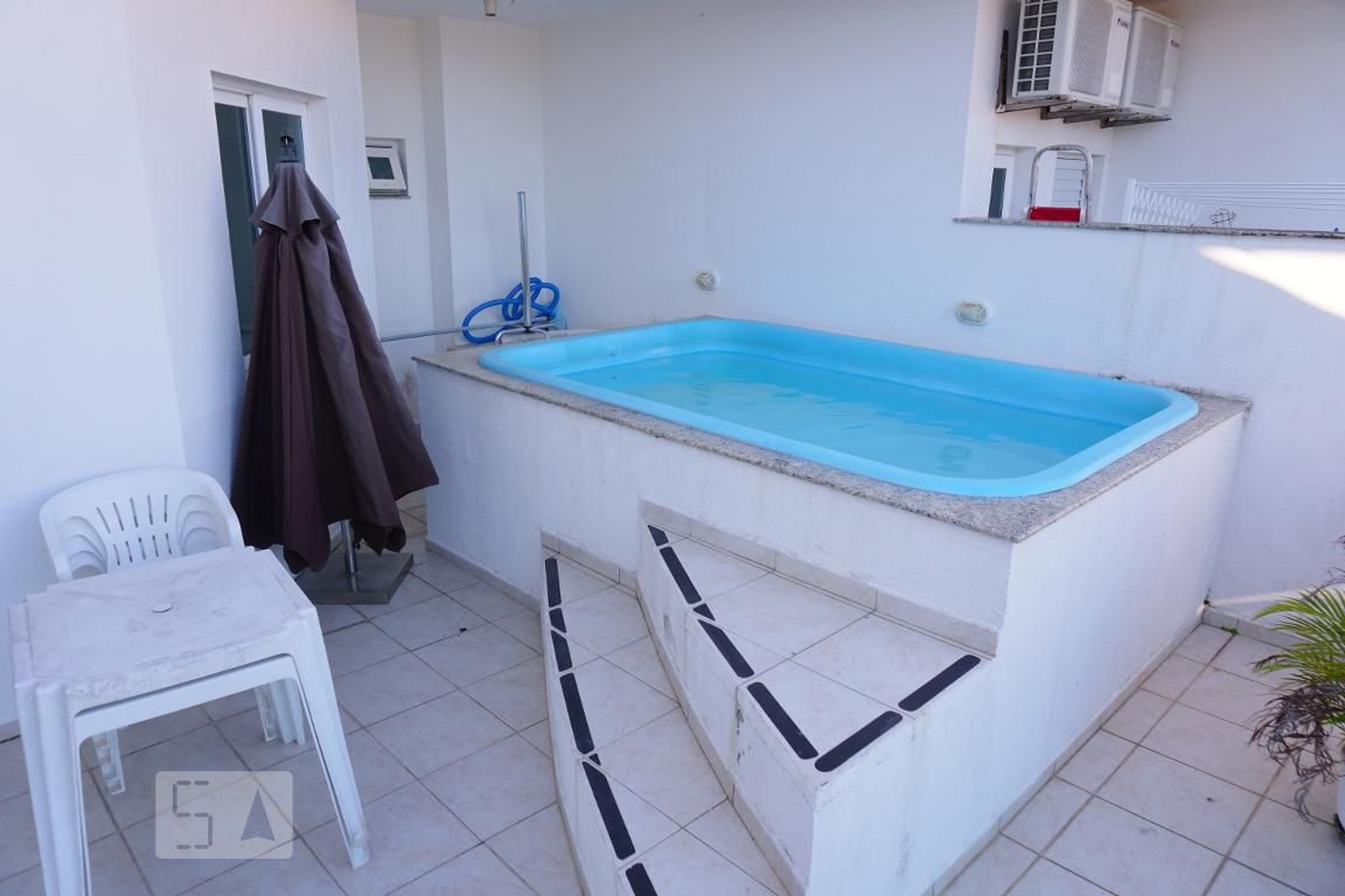 Piscina Condomínio em Rua Leonel Pereira, 246