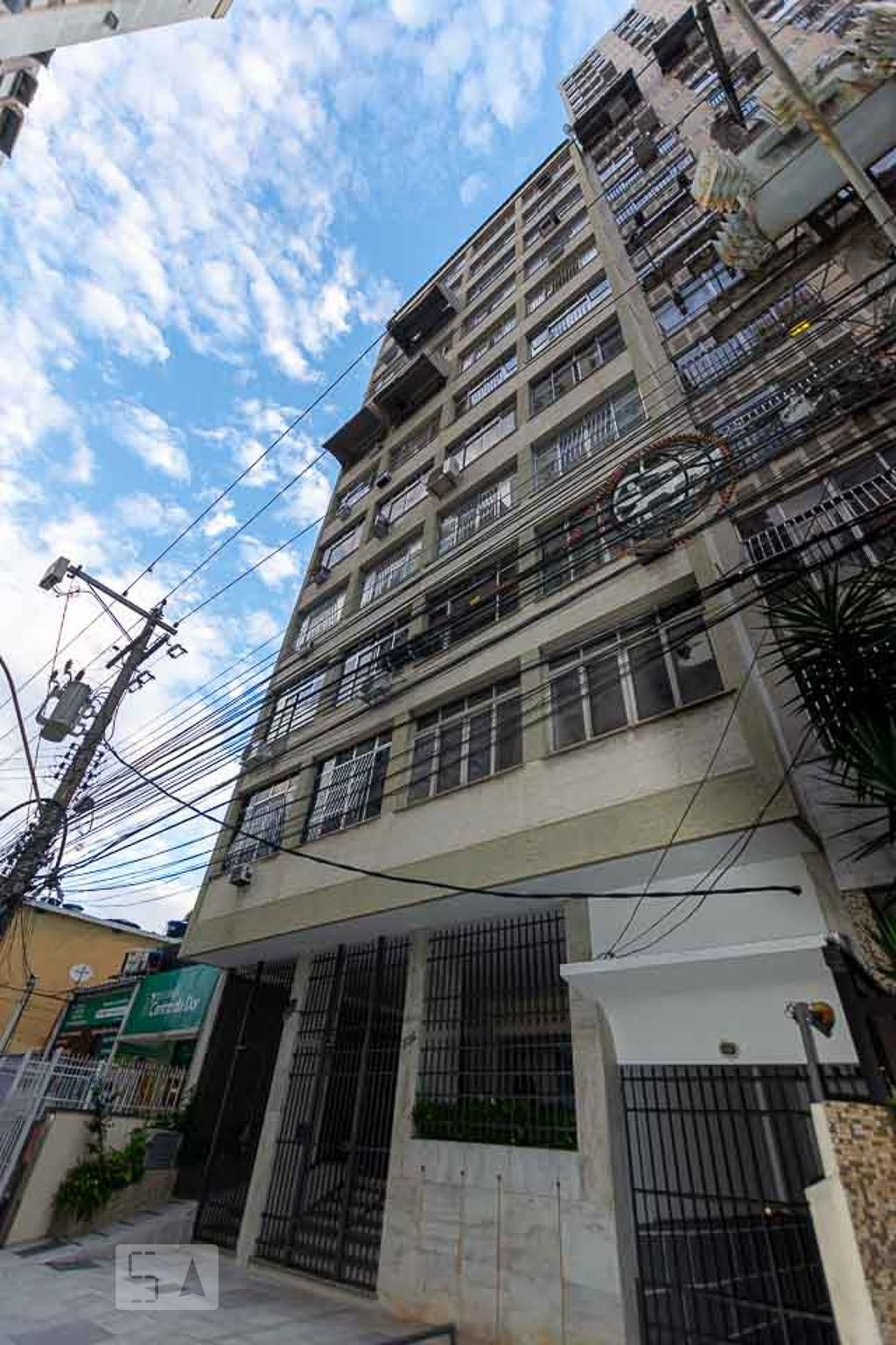 Fachada do Condomínio Edifício Hellyette