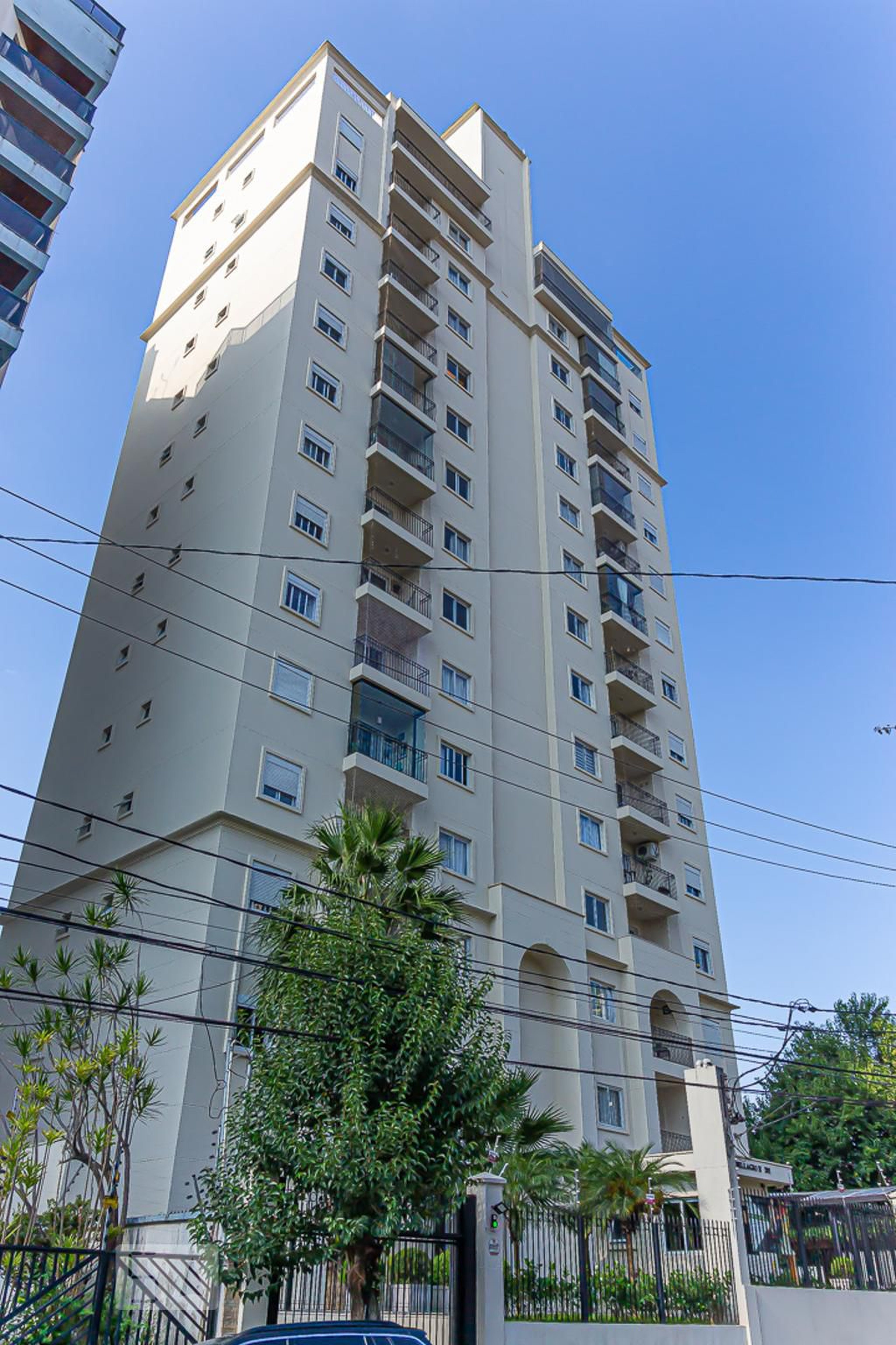 Fachada Condomínio em Rua Manoel Carneiro Silva, 145