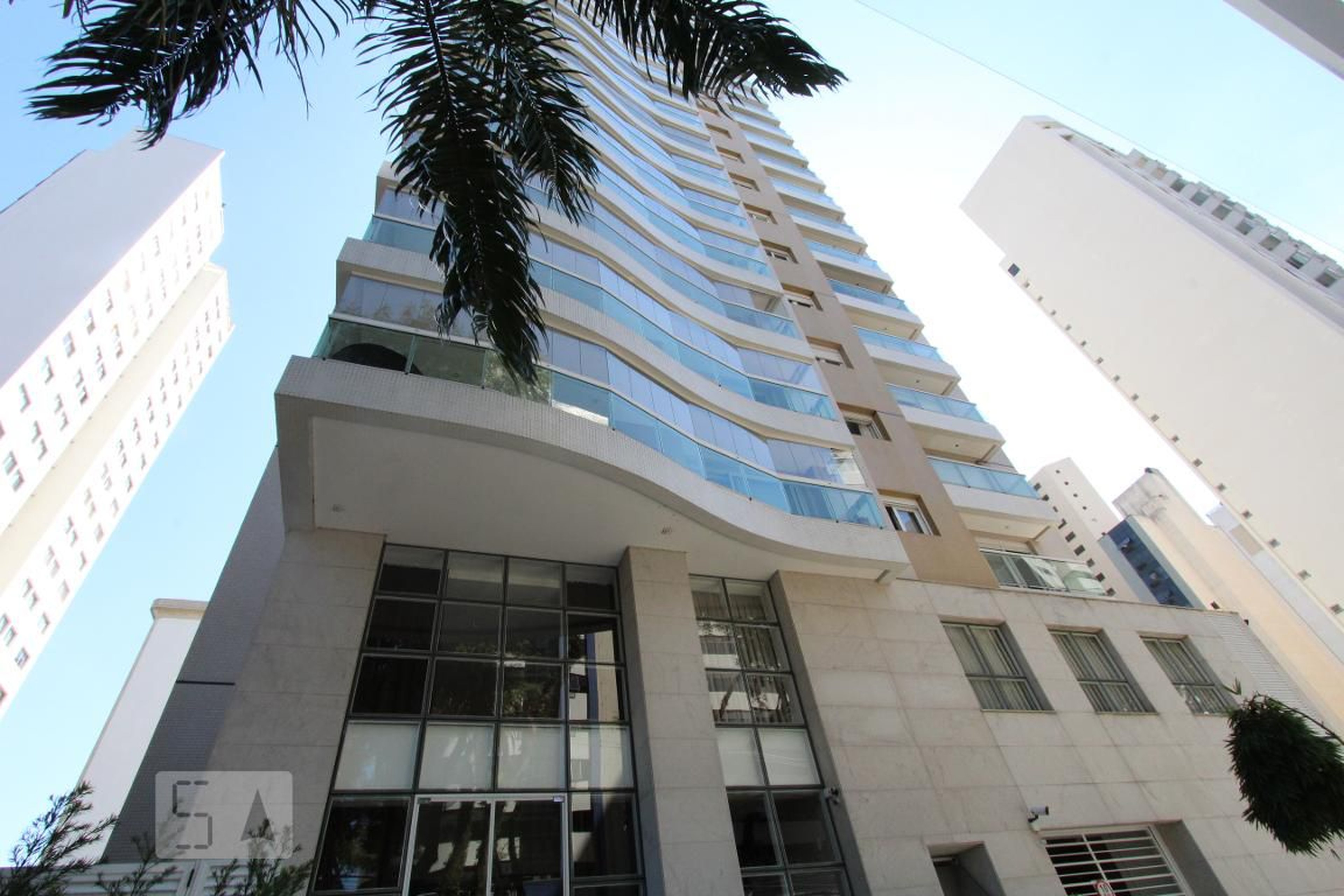 Fachada Condomínio em Rua Carneiro Lobo, 45