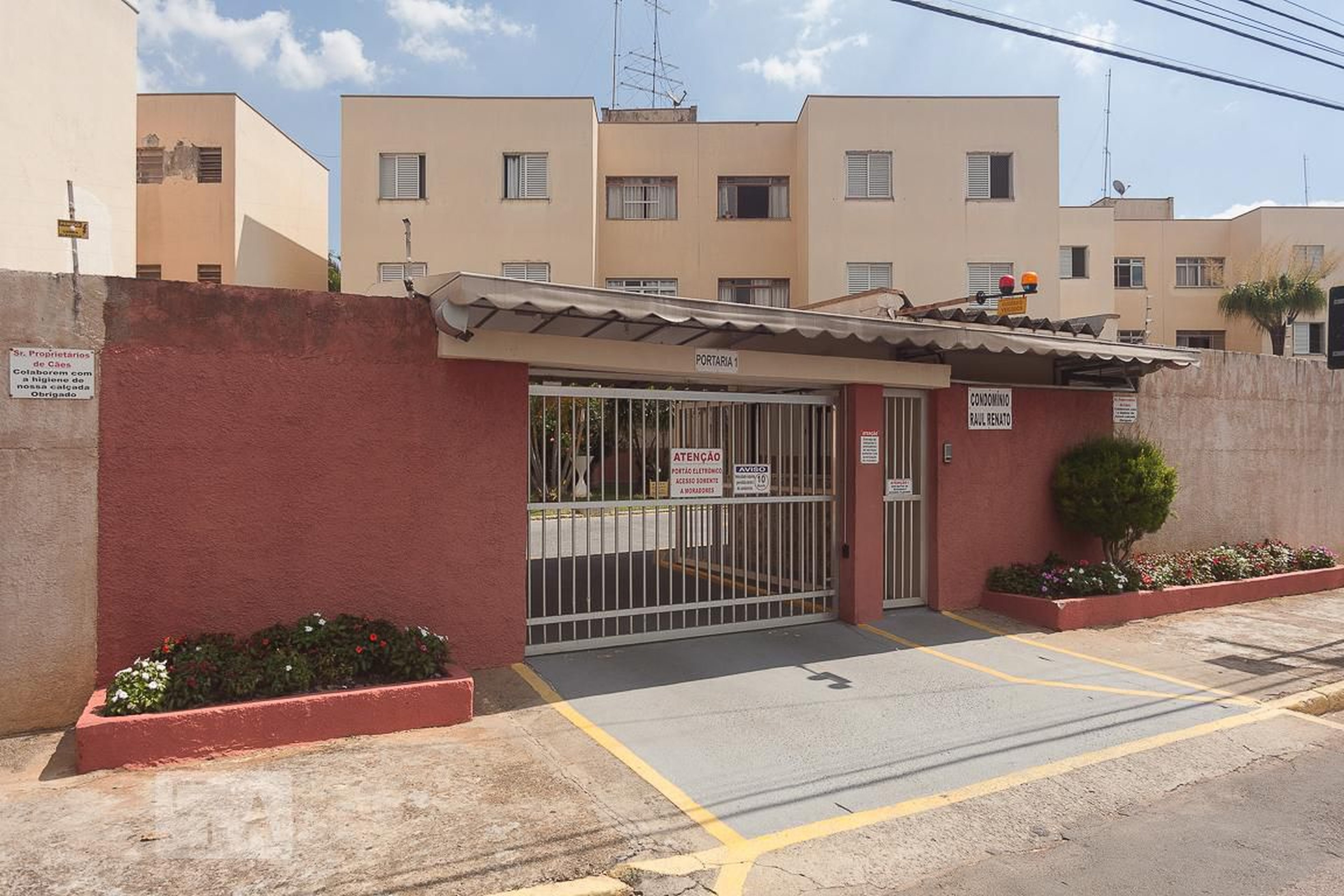 Fachada do Condomínio Condomínio Raul Renato