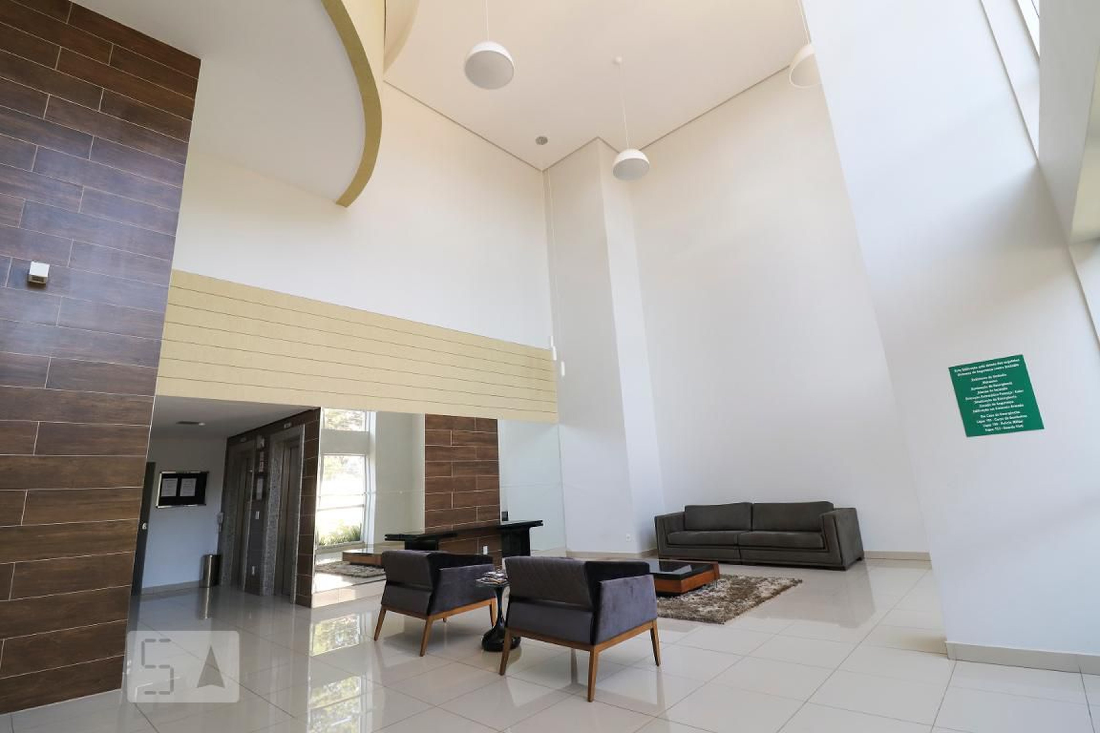 Hall de Entrada Condomínio em R. L-13, 43