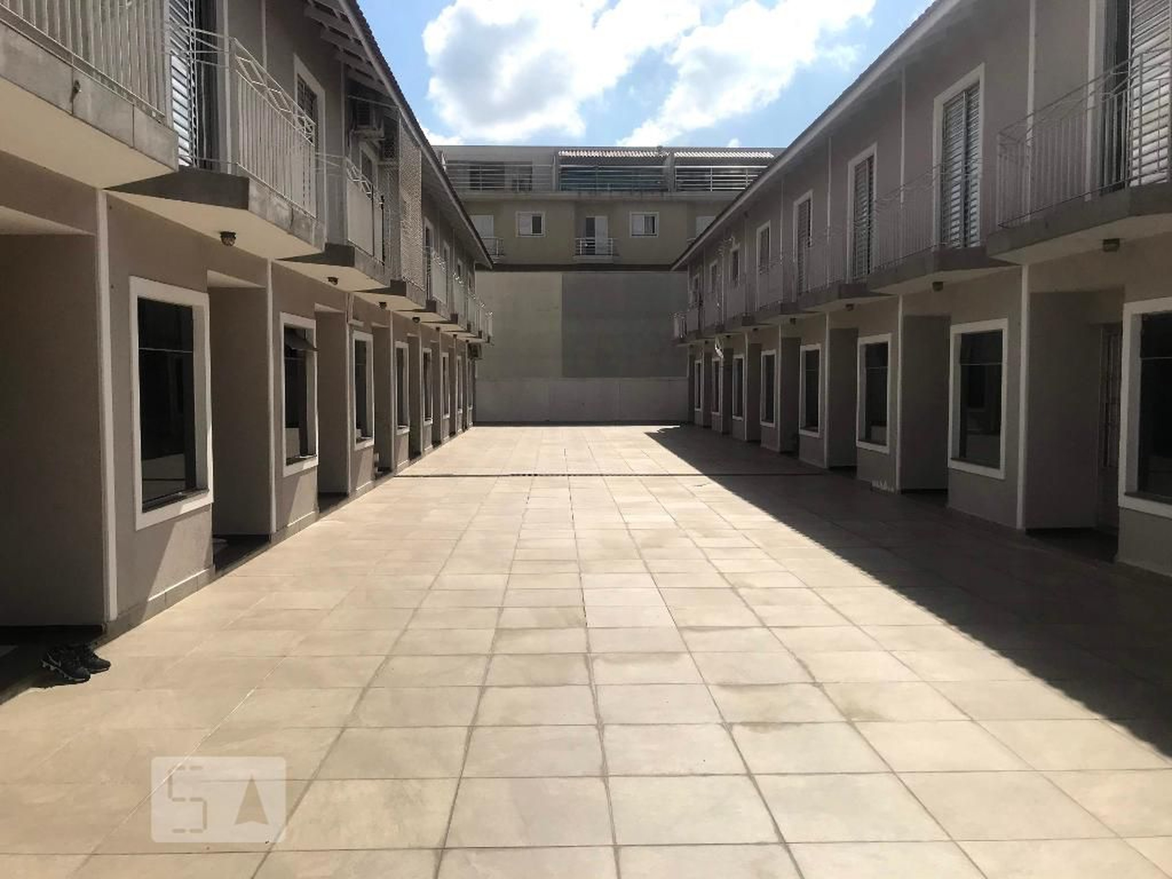 Entrada Condomínio em Rua Lindório, 40