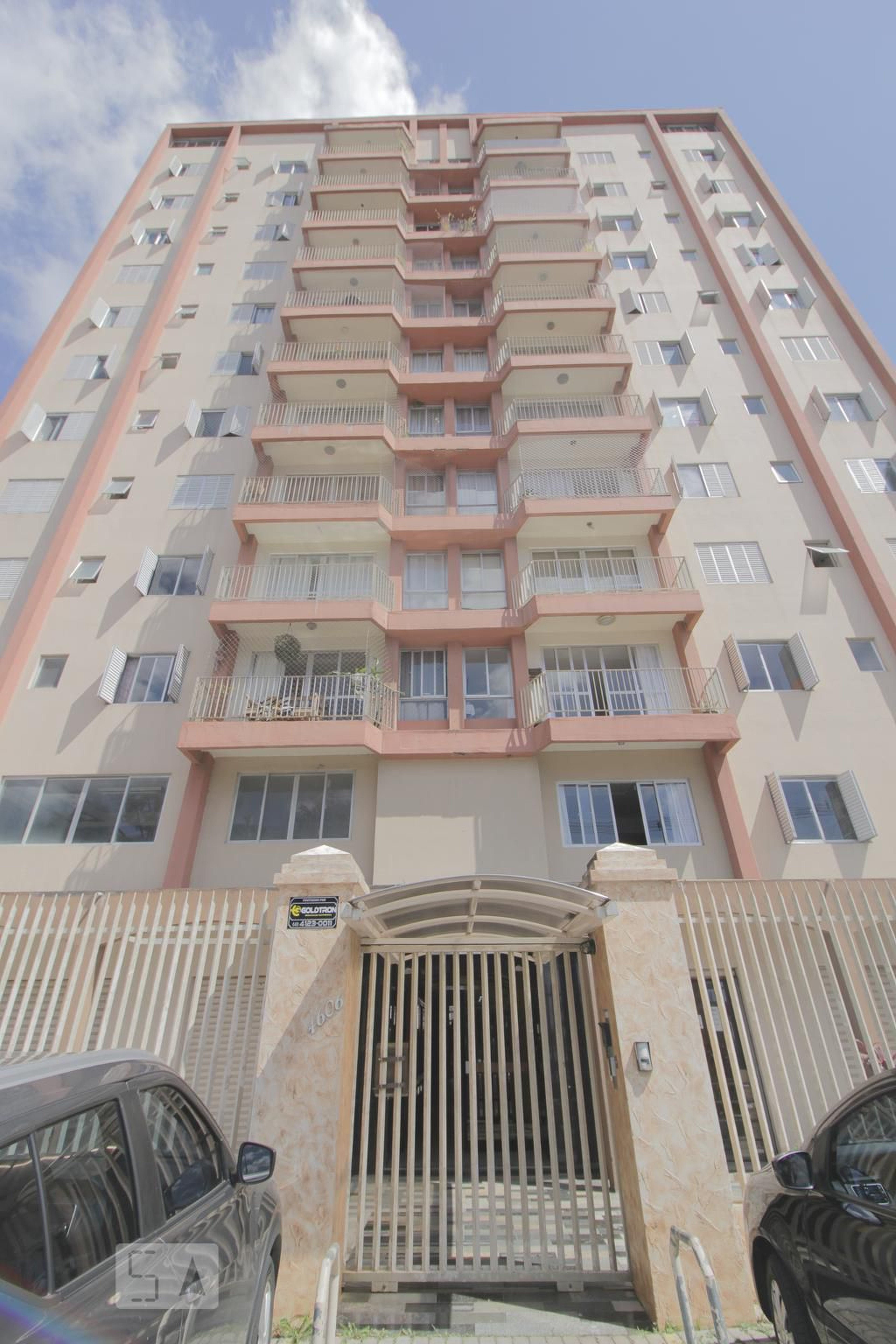 Fachada do Condomínio Condomínio Del Olmo