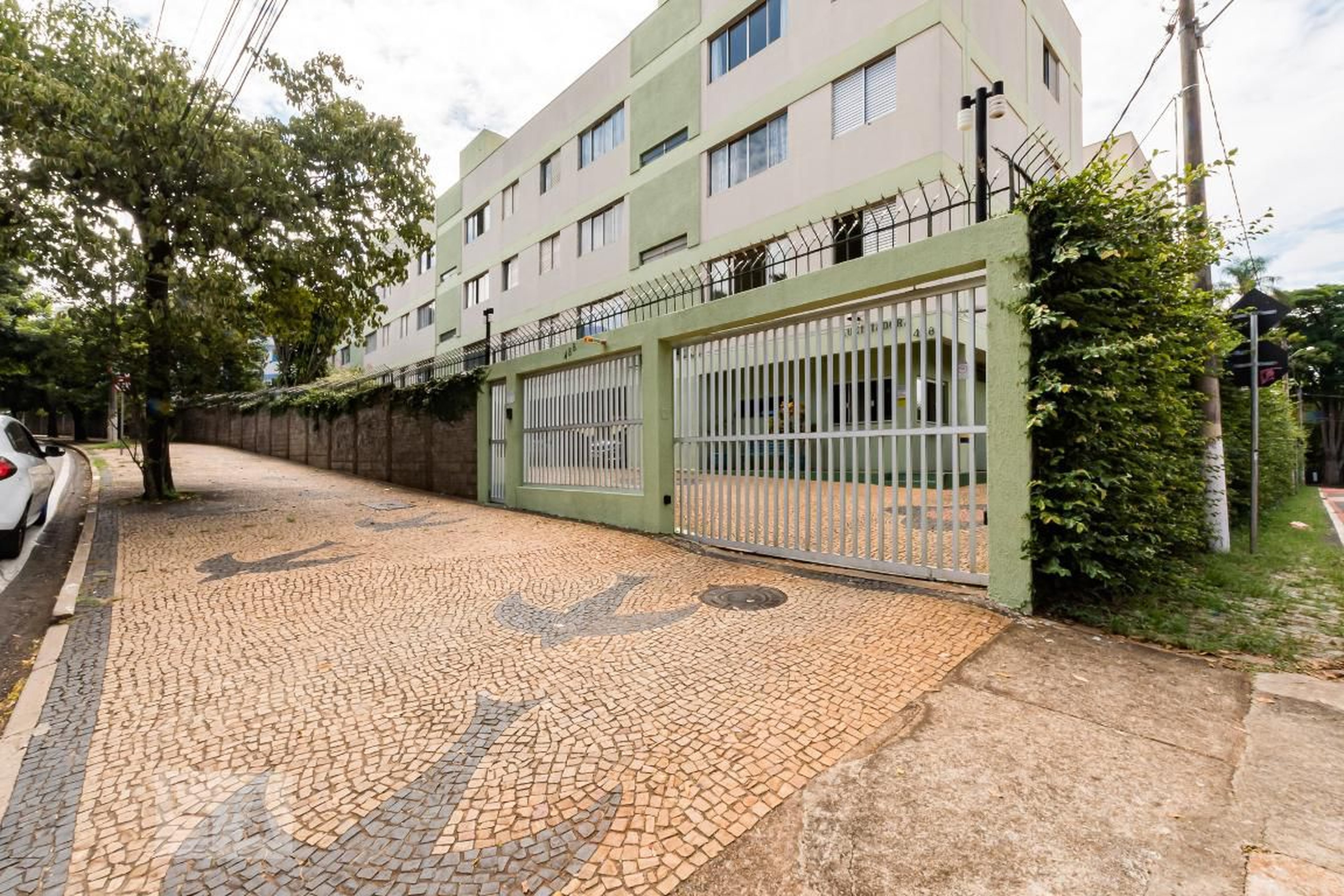 Fachada do Condomínio Condomínio em Avenida Doutor Theodureto de Almeida Camargo, 488