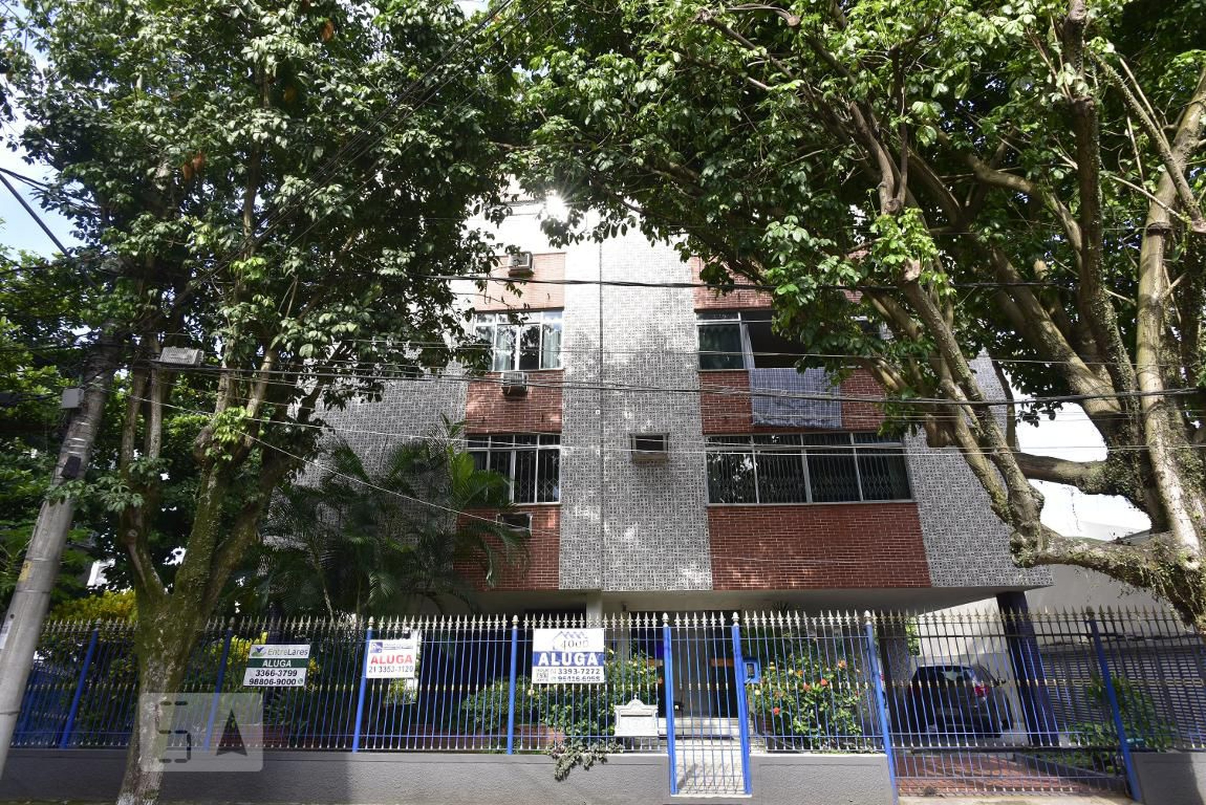 Fachada Condomínio em Rua Agostinho dos Santos, 41