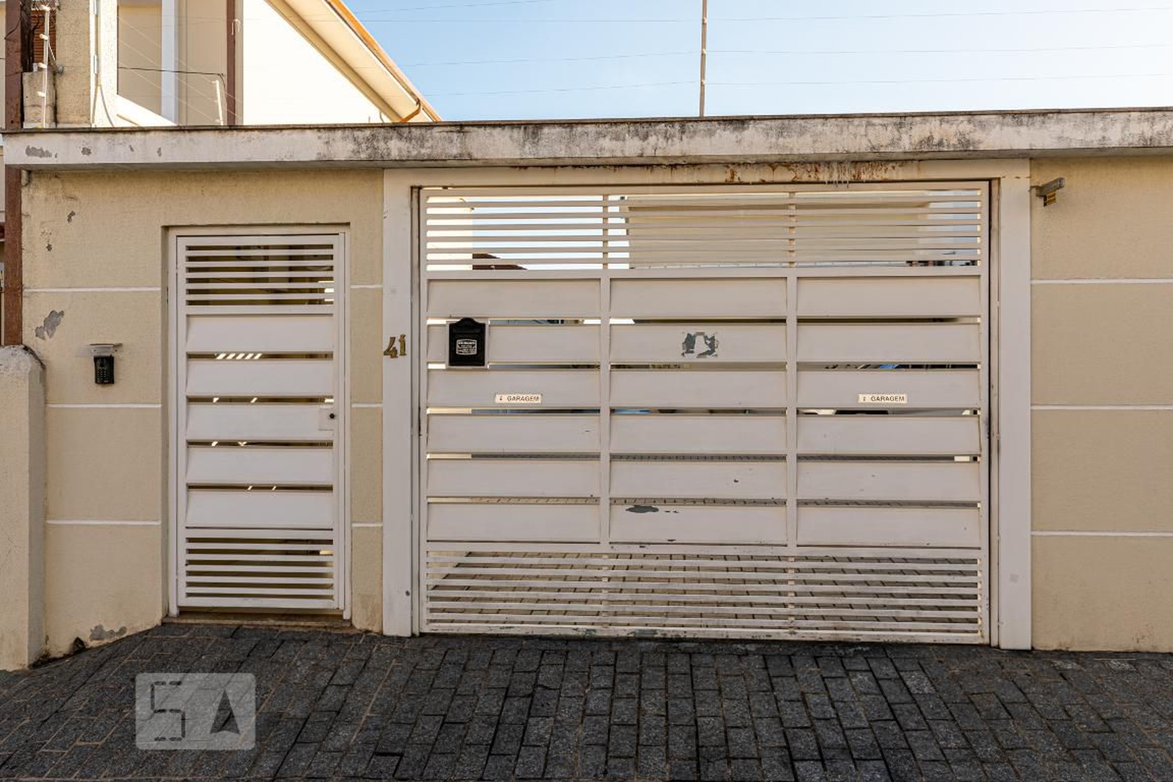 Fachada Condomínio em Rua Vasconcelos Barros, 41