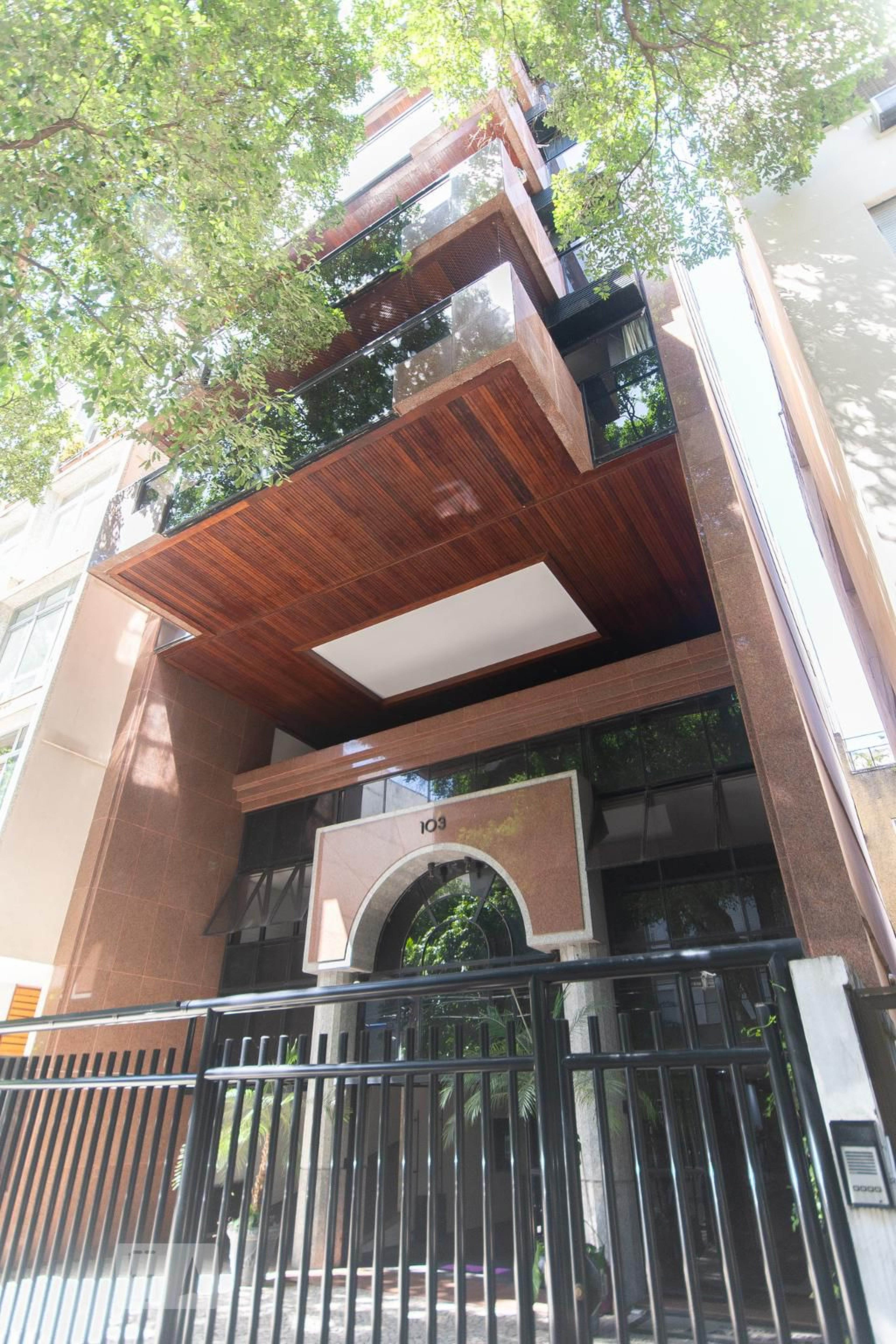 Fachada Condomínio em Rua Nascimento Silva, 103