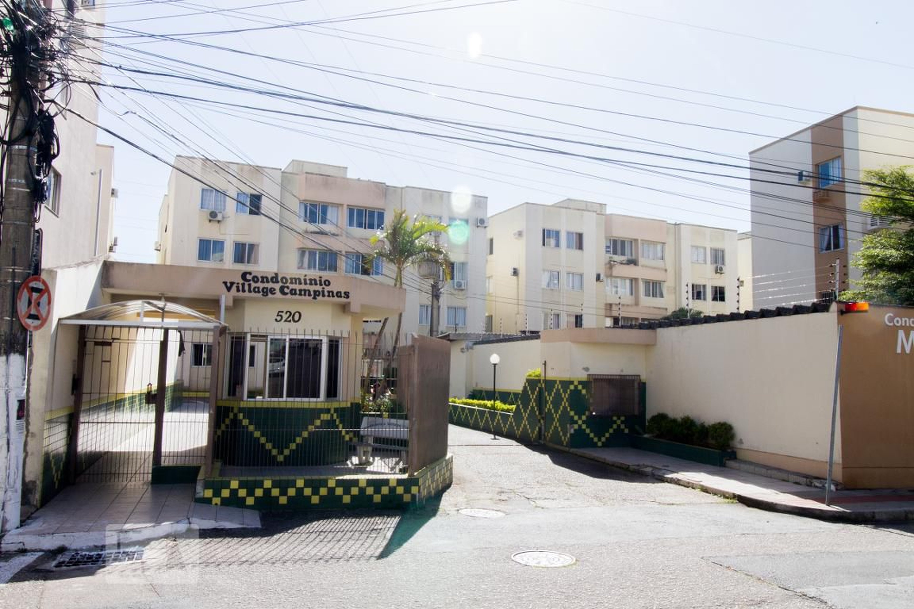 Fachada do Condomínio Condomínio Village Campinas