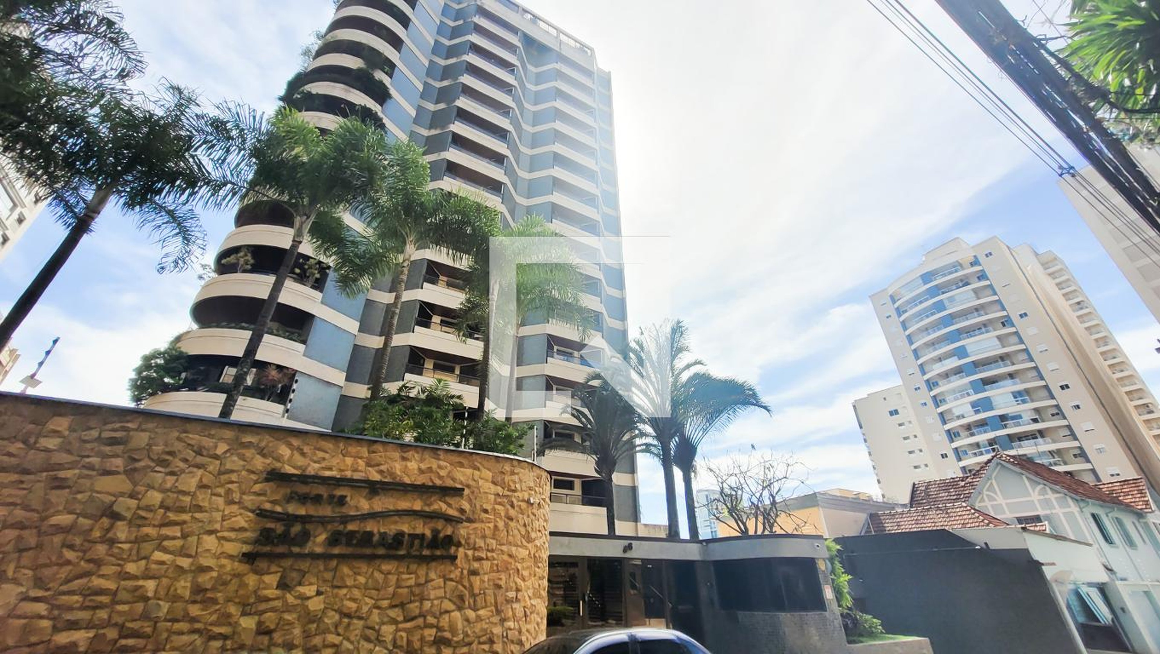 Fachada Condomínio em Rua Joaquim Gomes Pinto, 56