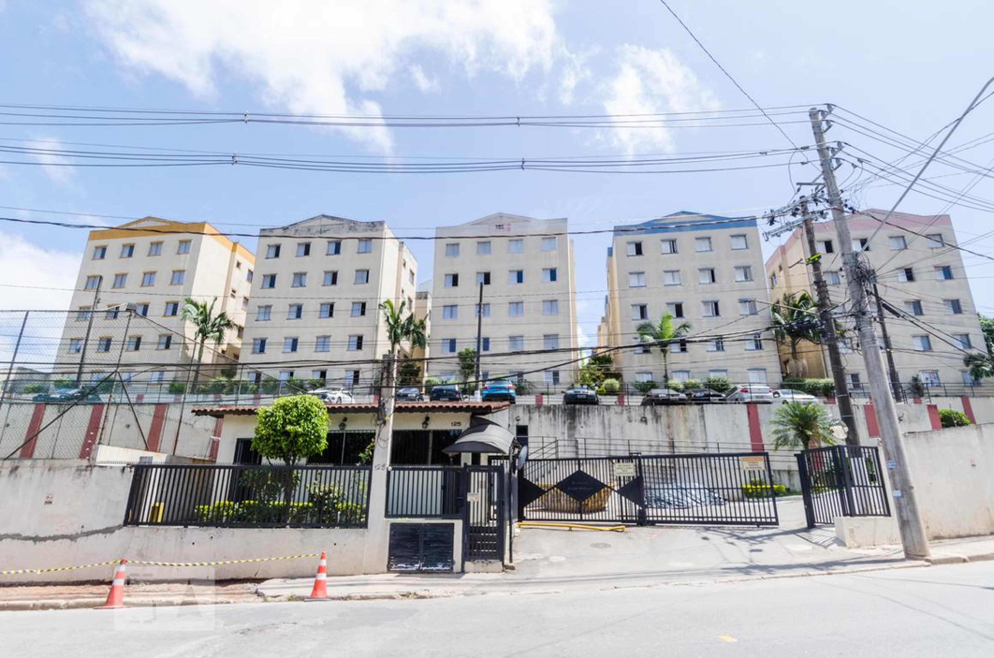 Fachada Condomínio em Rua dos Feltrins, 225