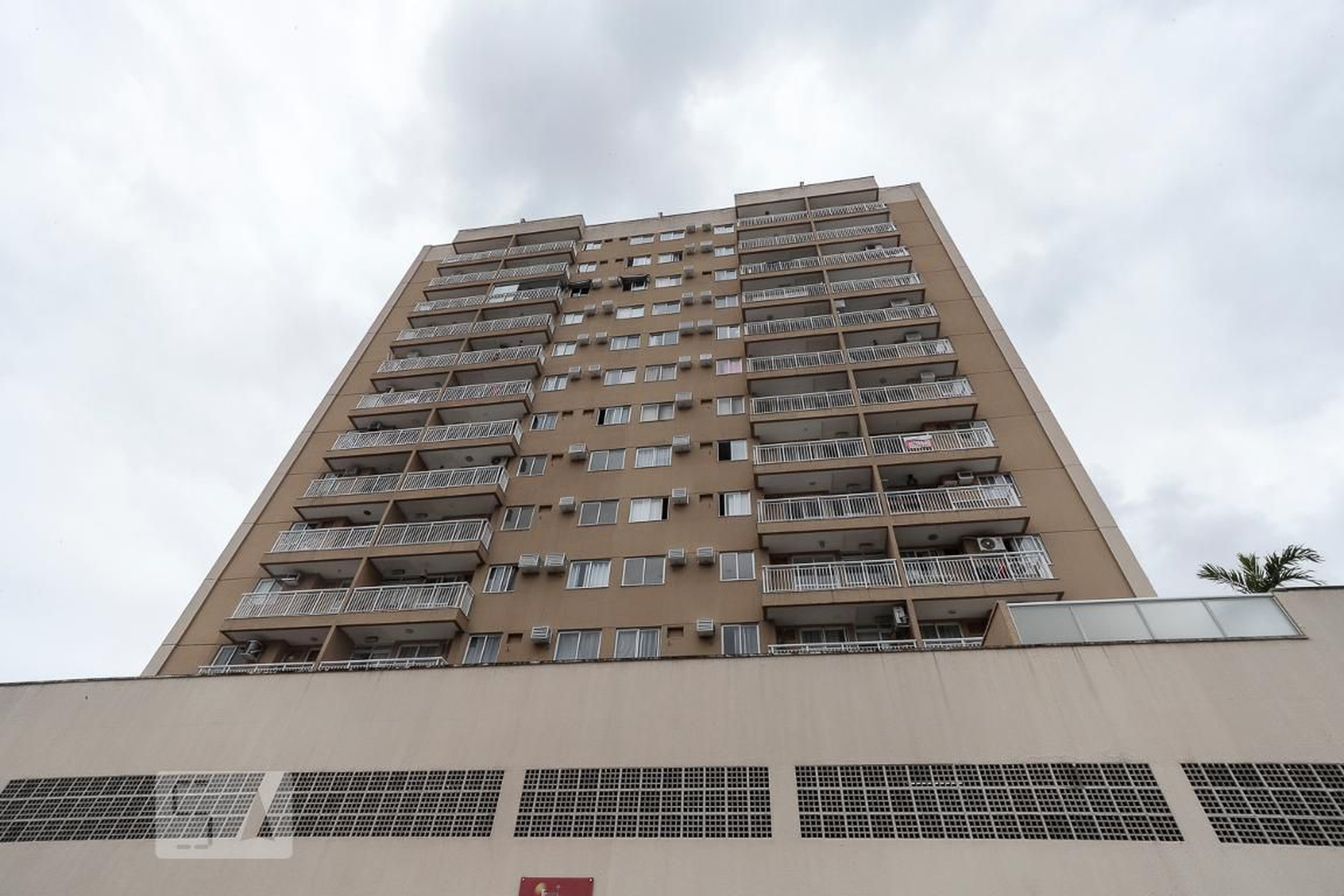 Fachada Condomínio em Rua Cadete Polônia, 100