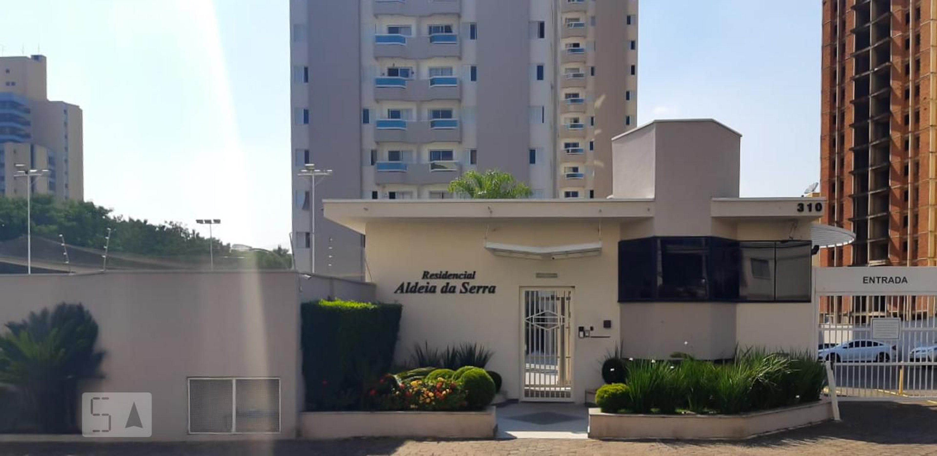 Fachada do Condomínio Condomínio Aldeia da Serra