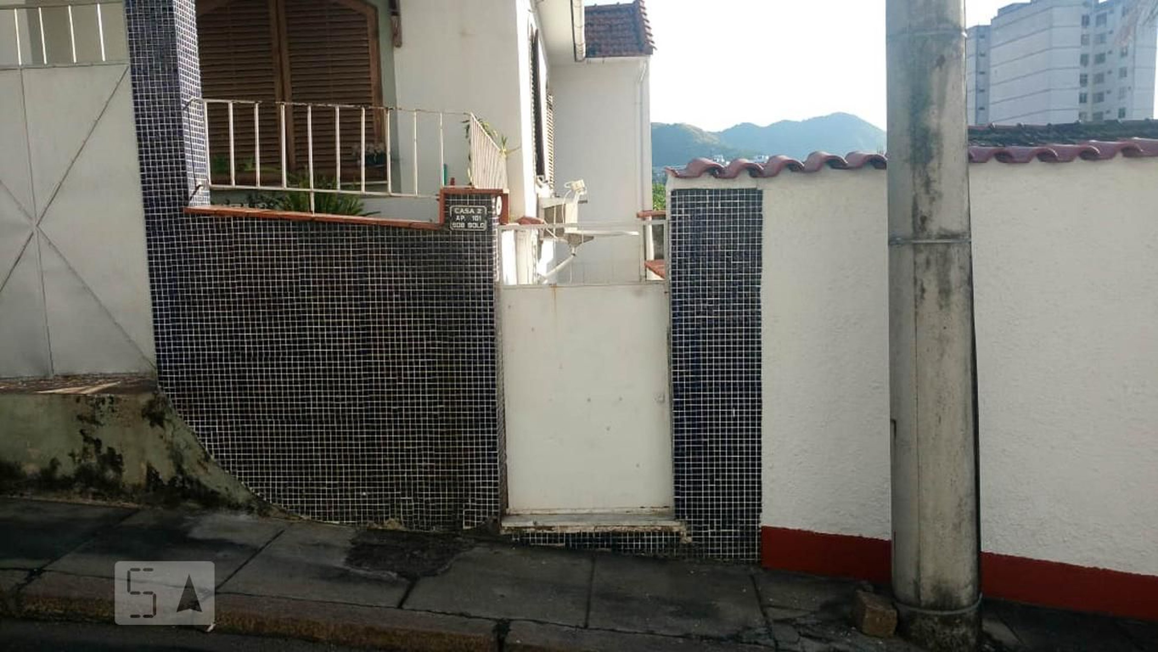 Fachada Condomínio em Rua Eduardo Raboeira, 154