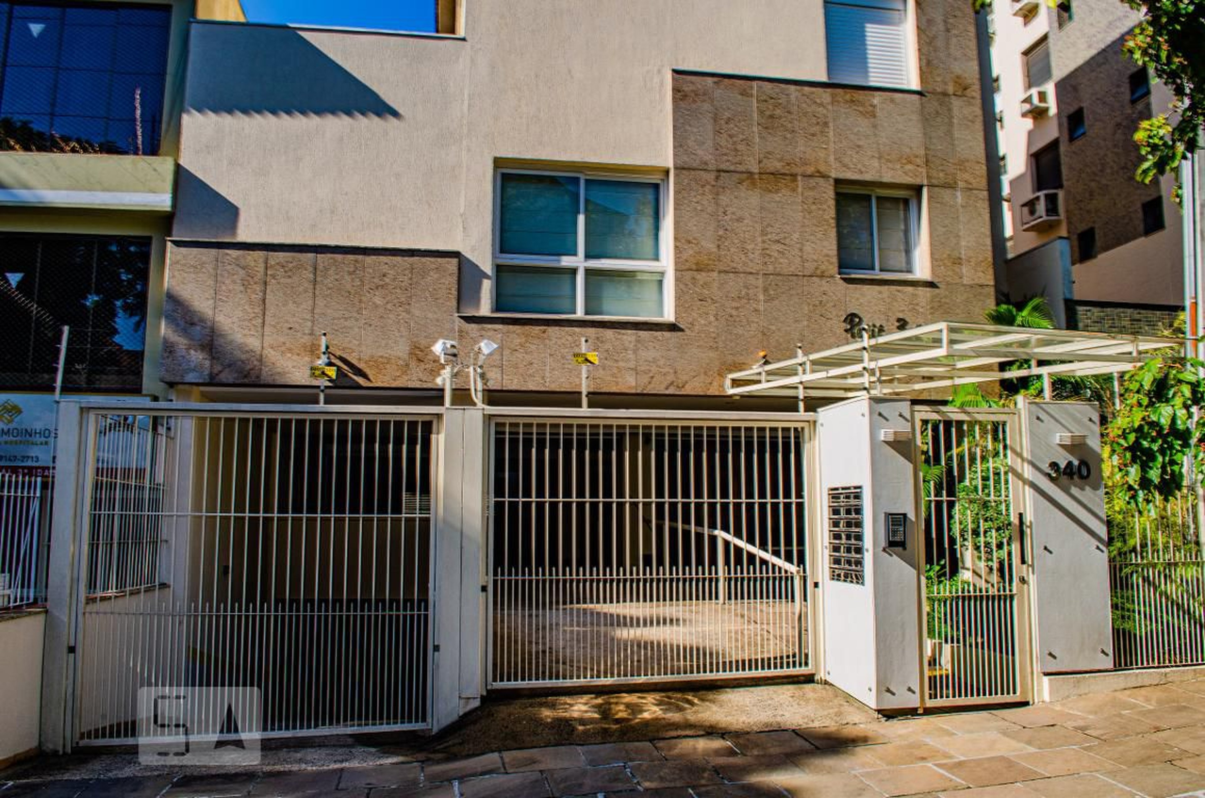 Fachada do Condomínio Condomínio Petit Village