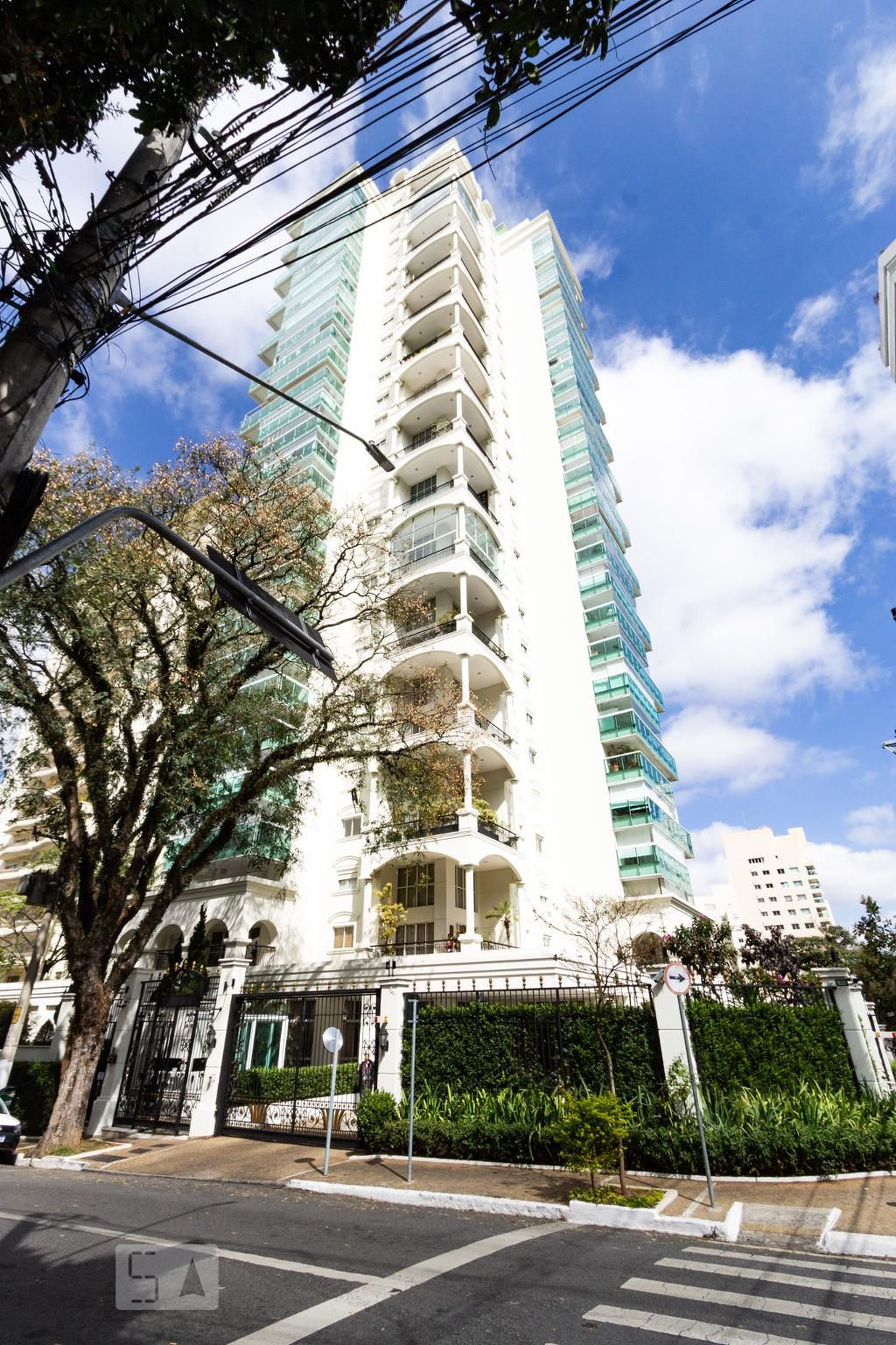 Fachada Condomínio em Rua Coronel Oscar Porto, 742